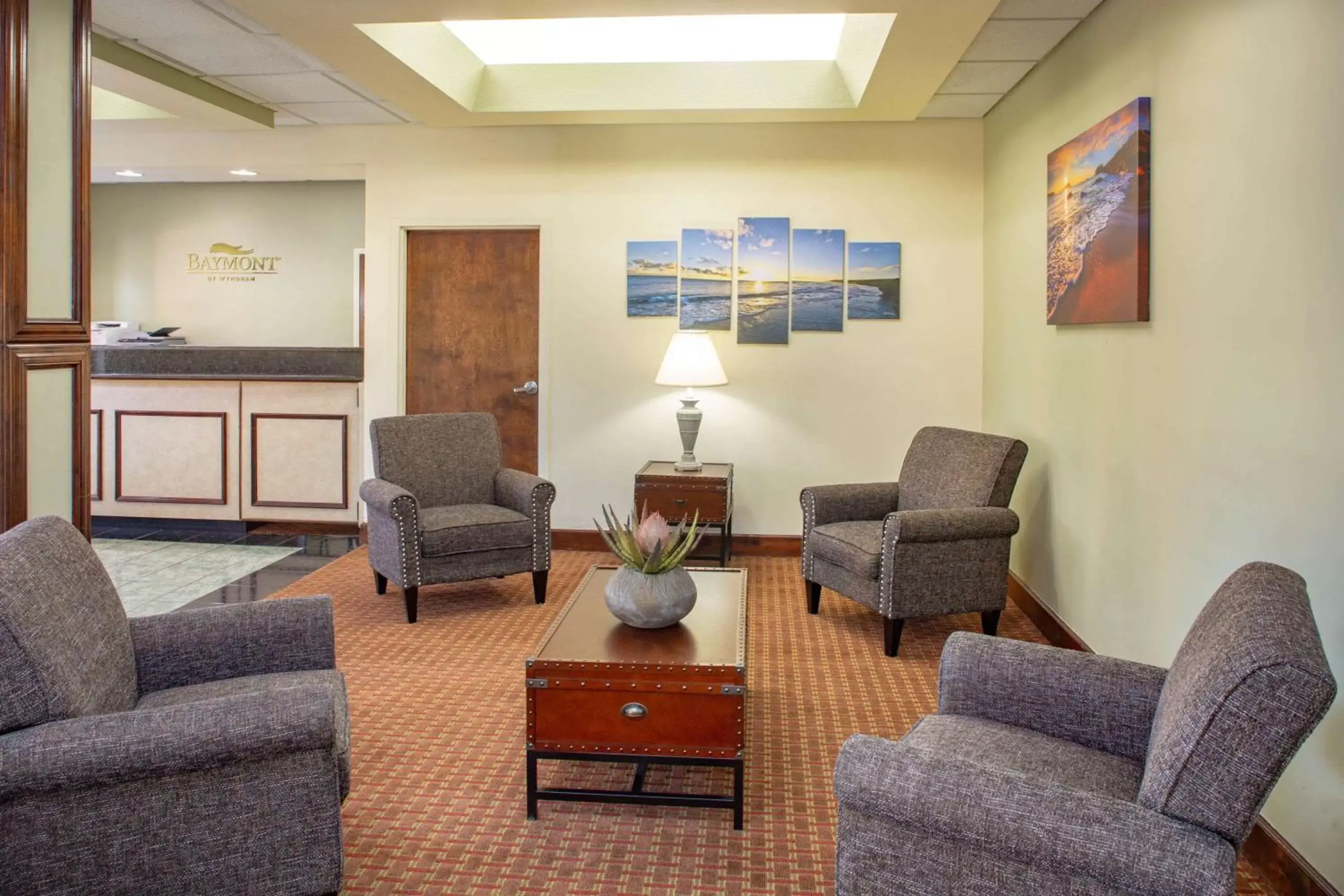 Lobby or reception, Seating Area in Baymont by Wyndham Midway Tallahassee