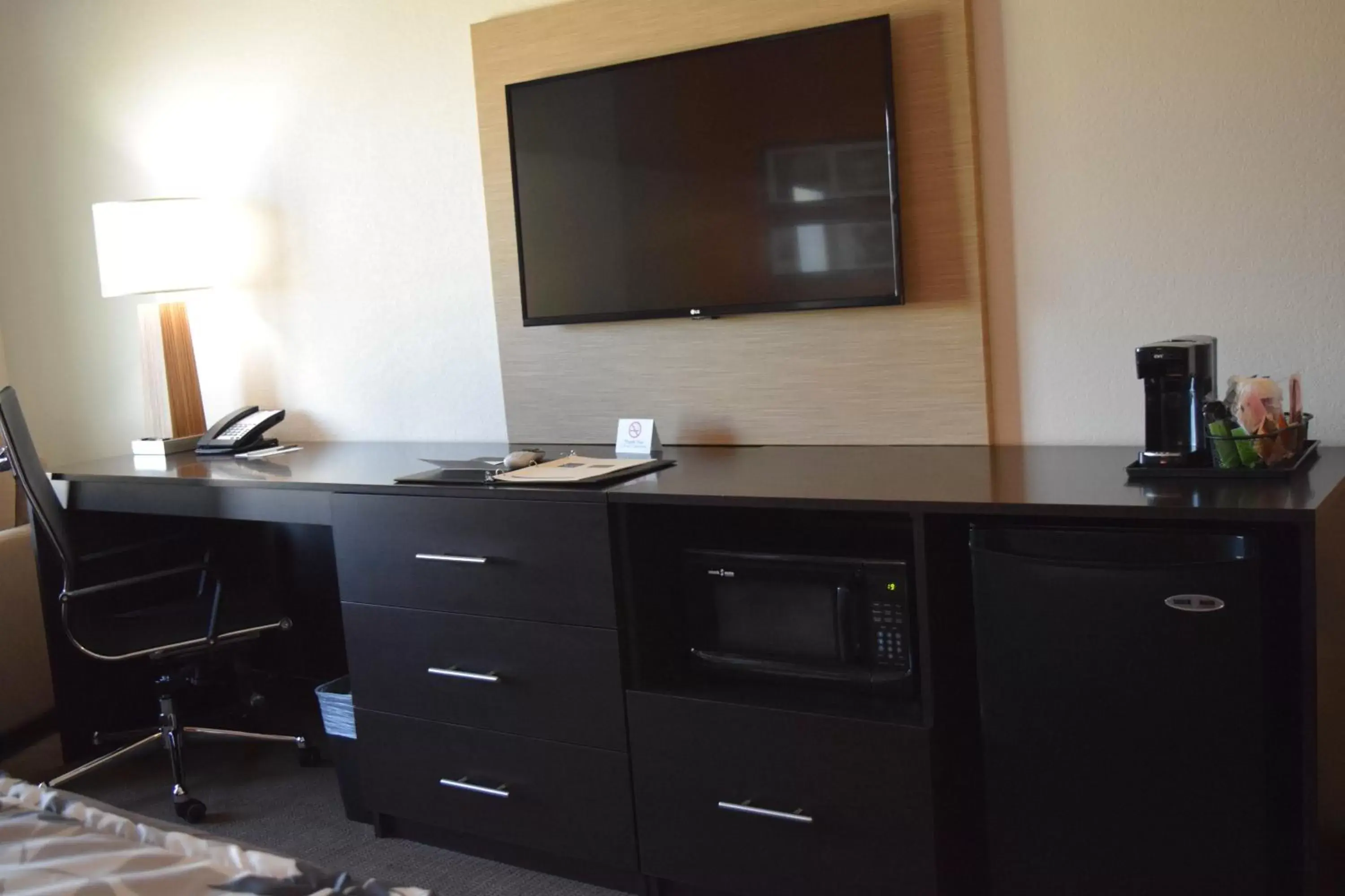 TV and multimedia, TV/Entertainment Center in MainStay Suites Lufkin