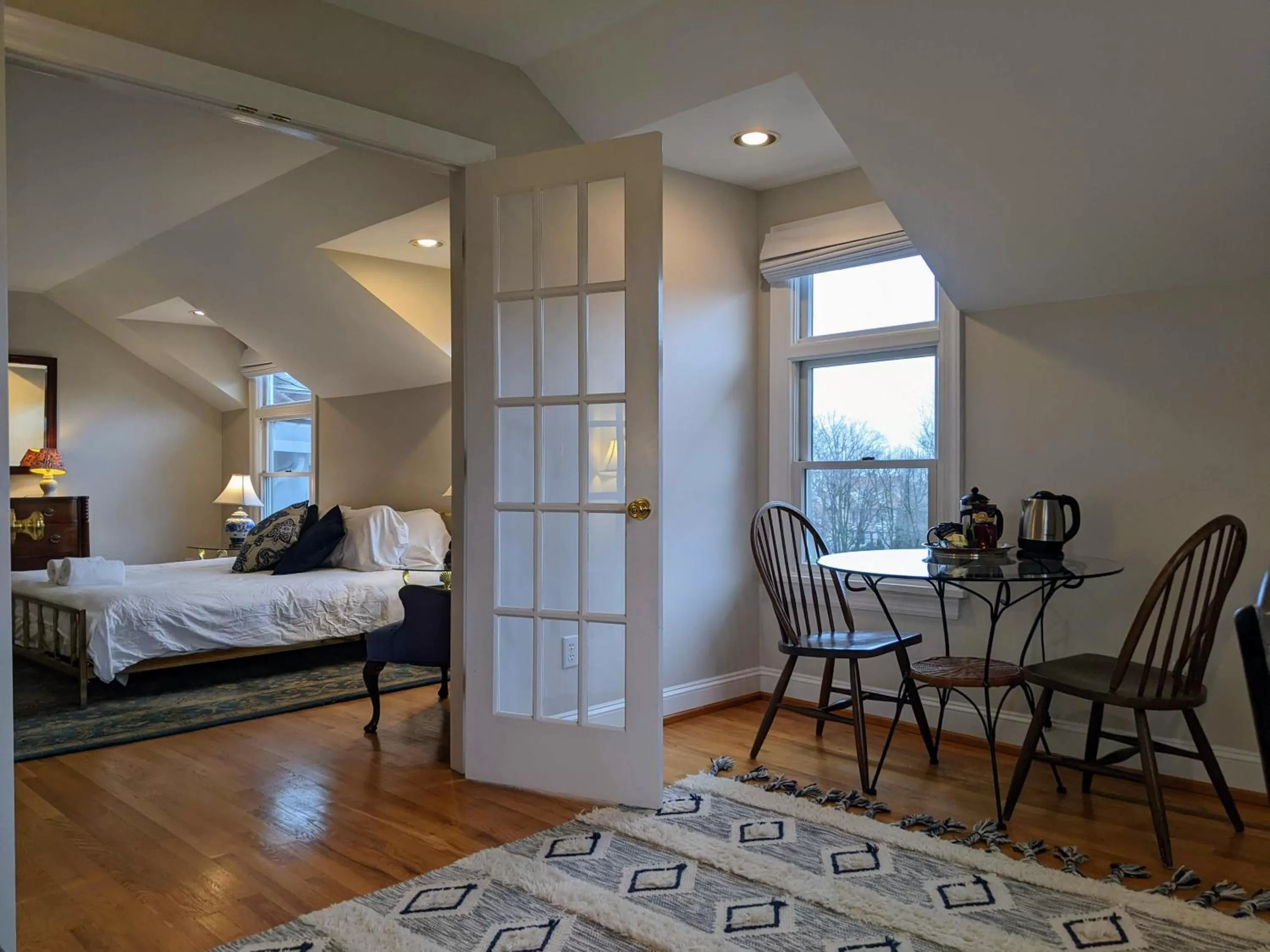 Seating area, Bed in Stanton House Inn