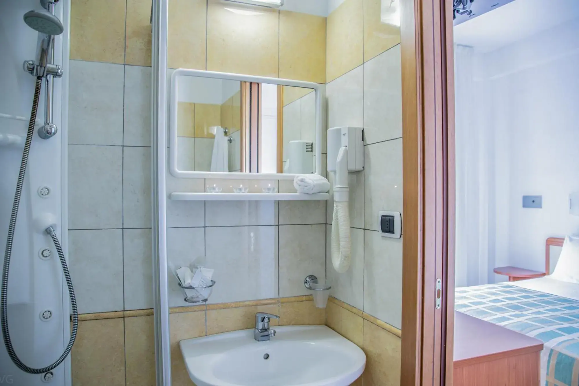 Shower, Bathroom in Hotel Sultano