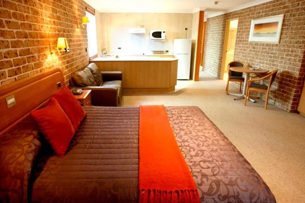 Bedroom, Bed in The Hermitage Motel - Campbelltown