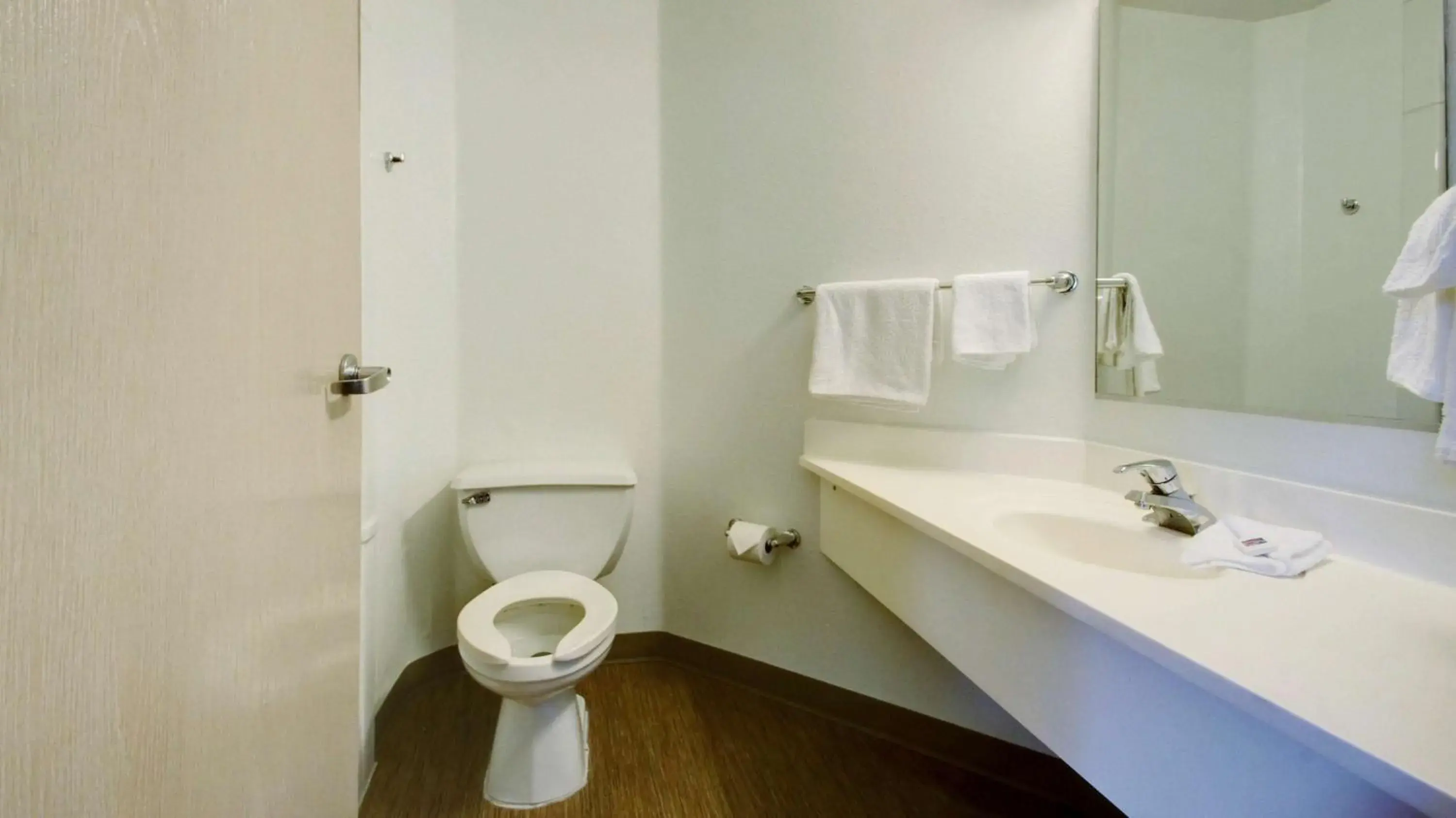 Bedroom, Bathroom in Motel 6 Lehi, UT - Thanksgiving Point