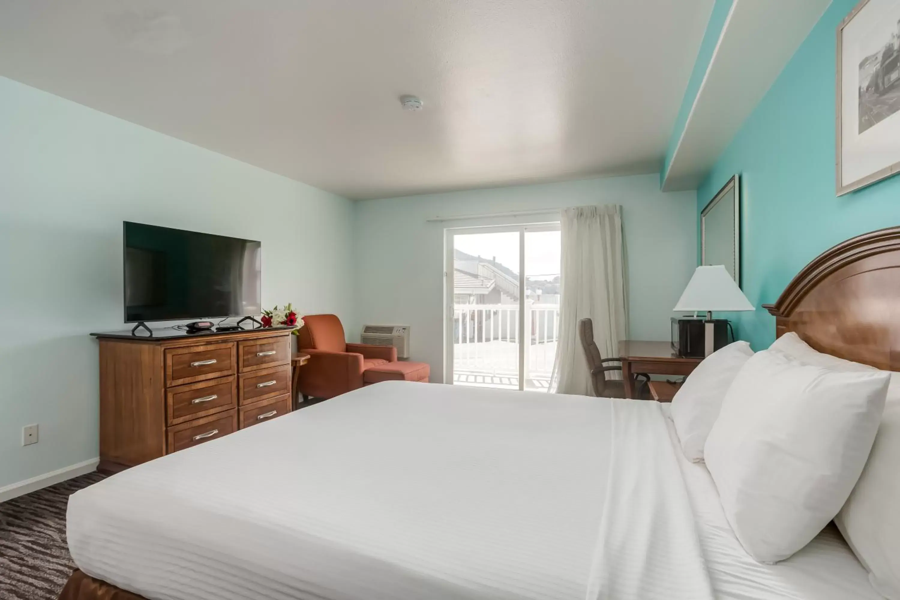 Photo of the whole room, Bed in Pacifica Beach Hotel