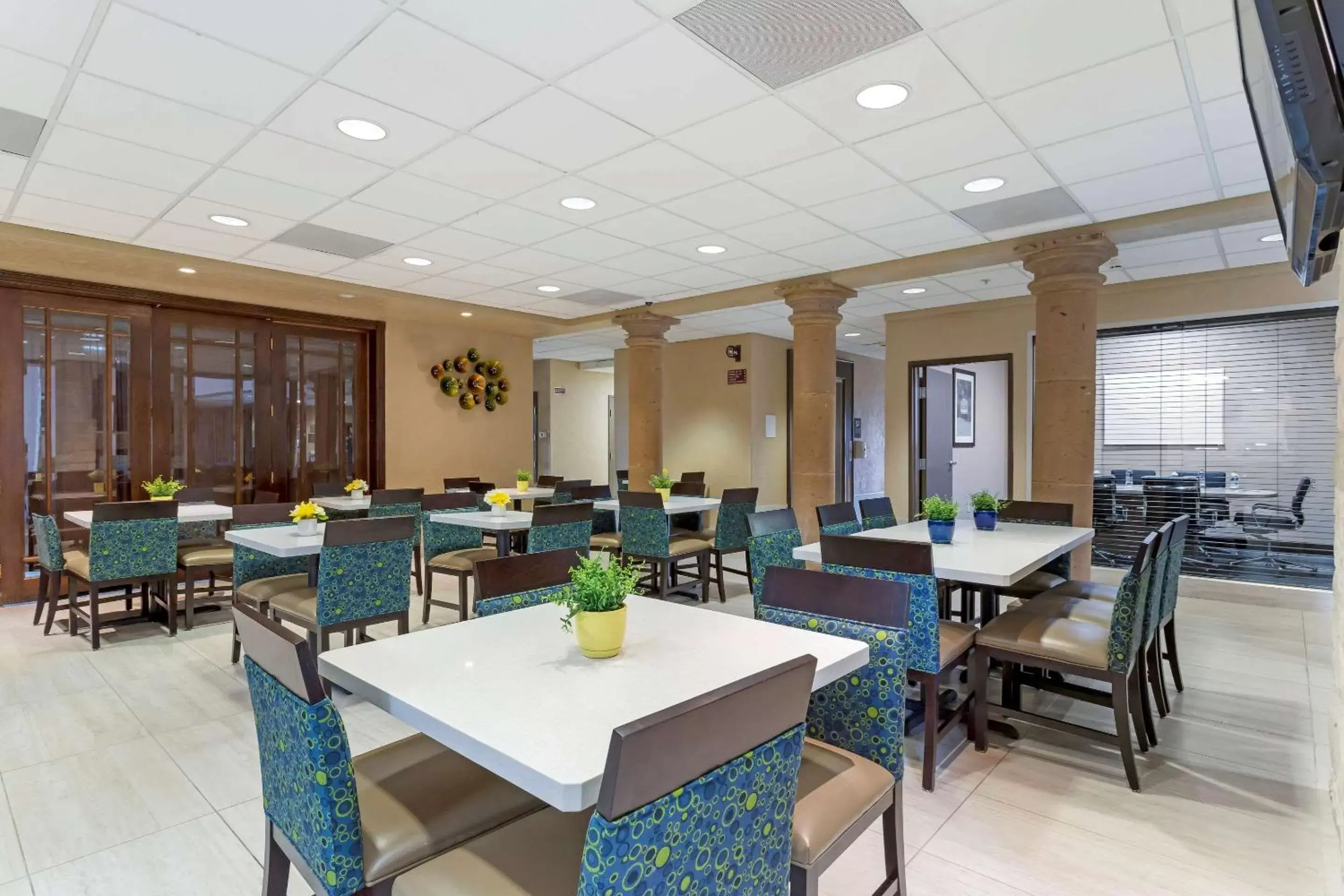 Property building, Restaurant/Places to Eat in Comfort Suites Kingwood Humble Houston North
