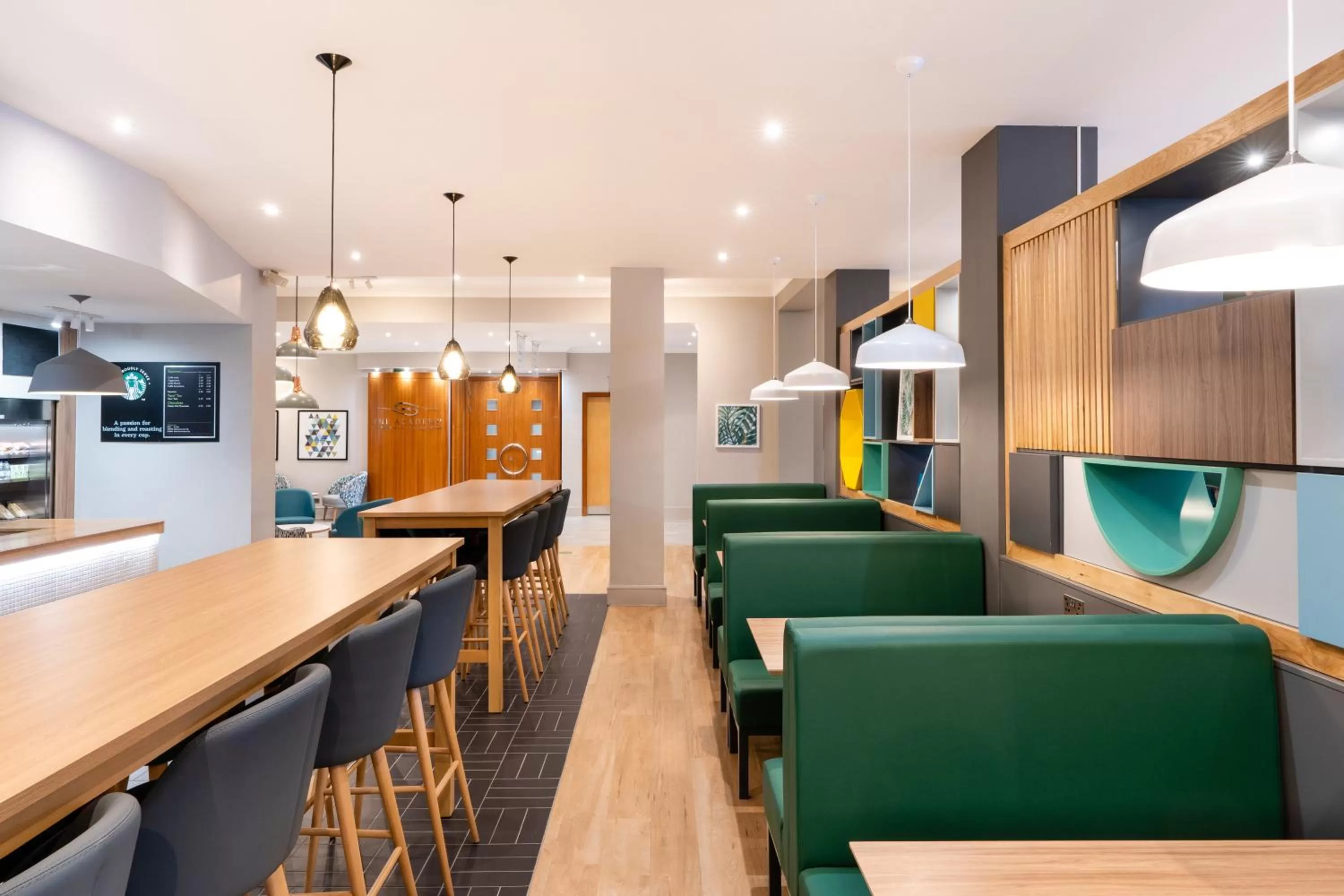 Lounge or bar in Holiday Inn Gloucester - Cheltenham by IHG