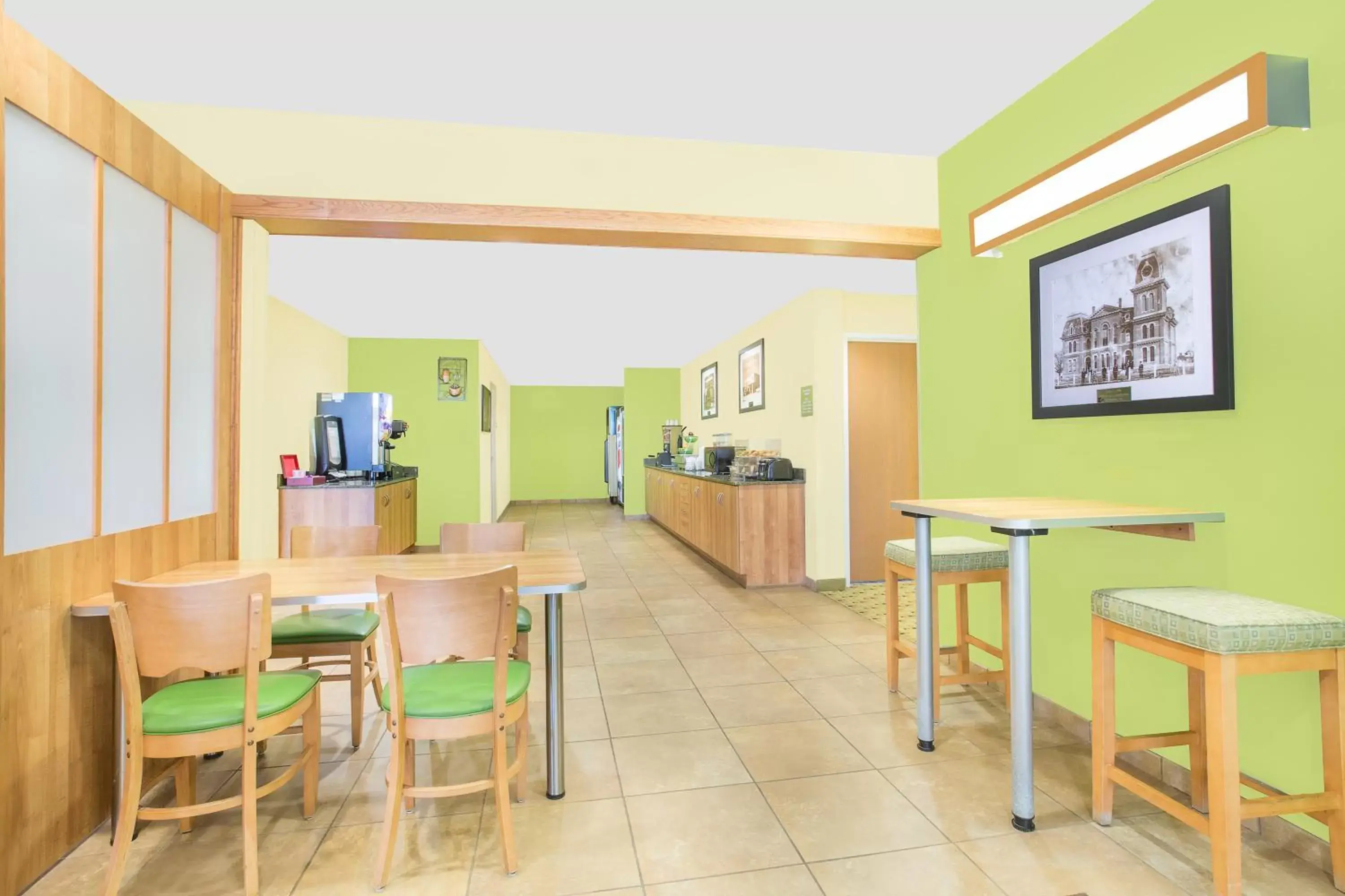 Coffee/tea facilities, Restaurant/Places to Eat in Microtel Inn & Suites by Wyndham Tuscumbia/Muscle Shoals