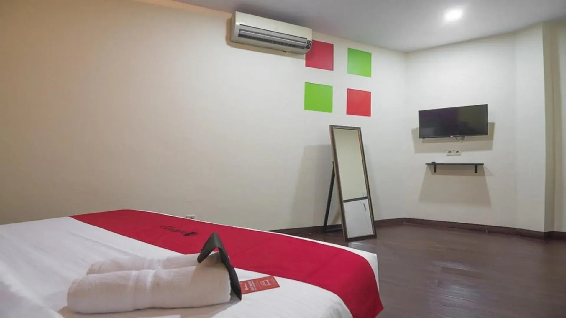 Bedroom, Bed in RedDoorz near ITC Mangga Dua