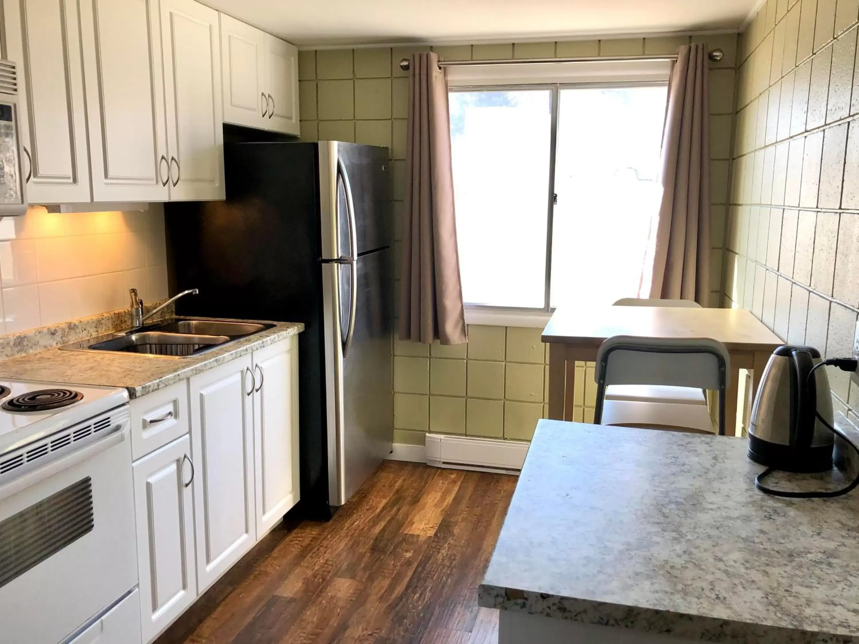 Kitchen/Kitchenette in The Canterbury Inn of Downtown Invermere