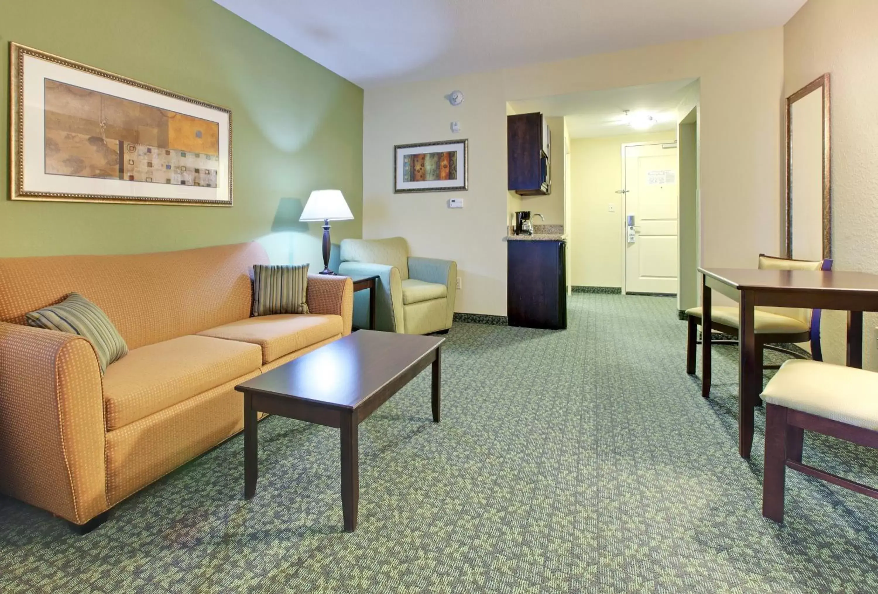 Photo of the whole room, Seating Area in Holiday Inn Express & Suites Covington, an IHG Hotel