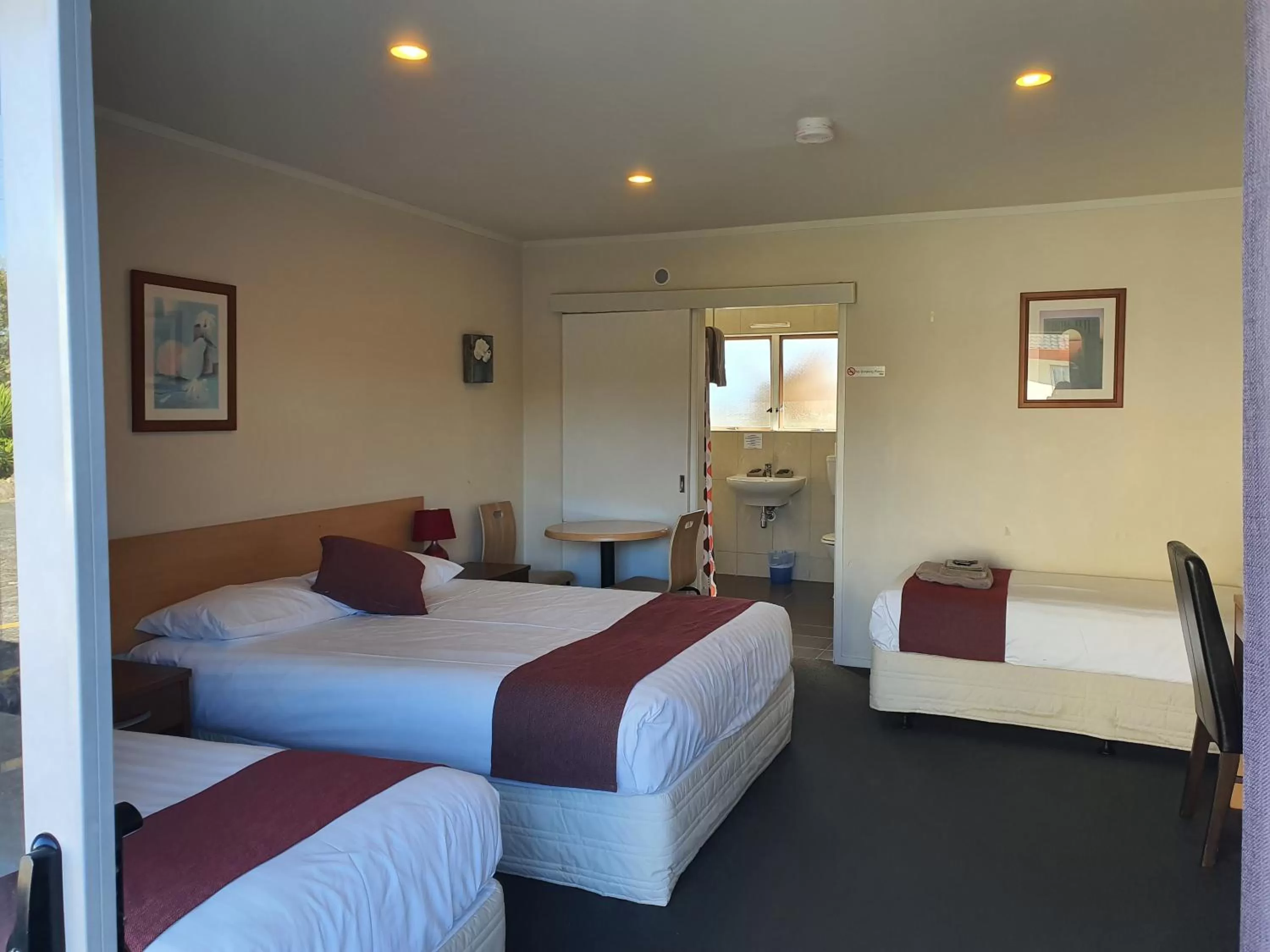 Photo of the whole room, Bed in Ocean Inn Motel