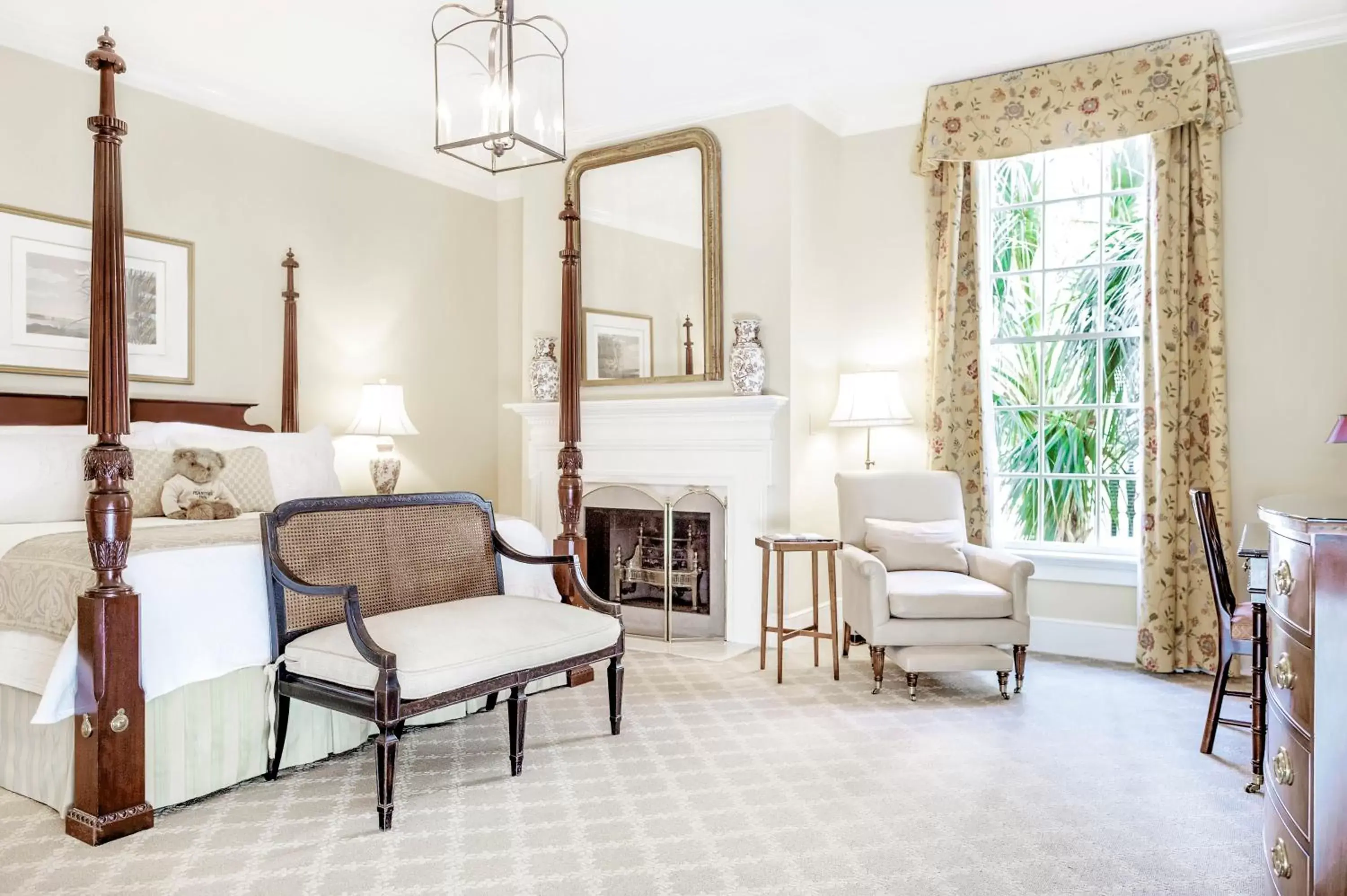 Bedroom, Seating Area in Planters Inn - Charleston