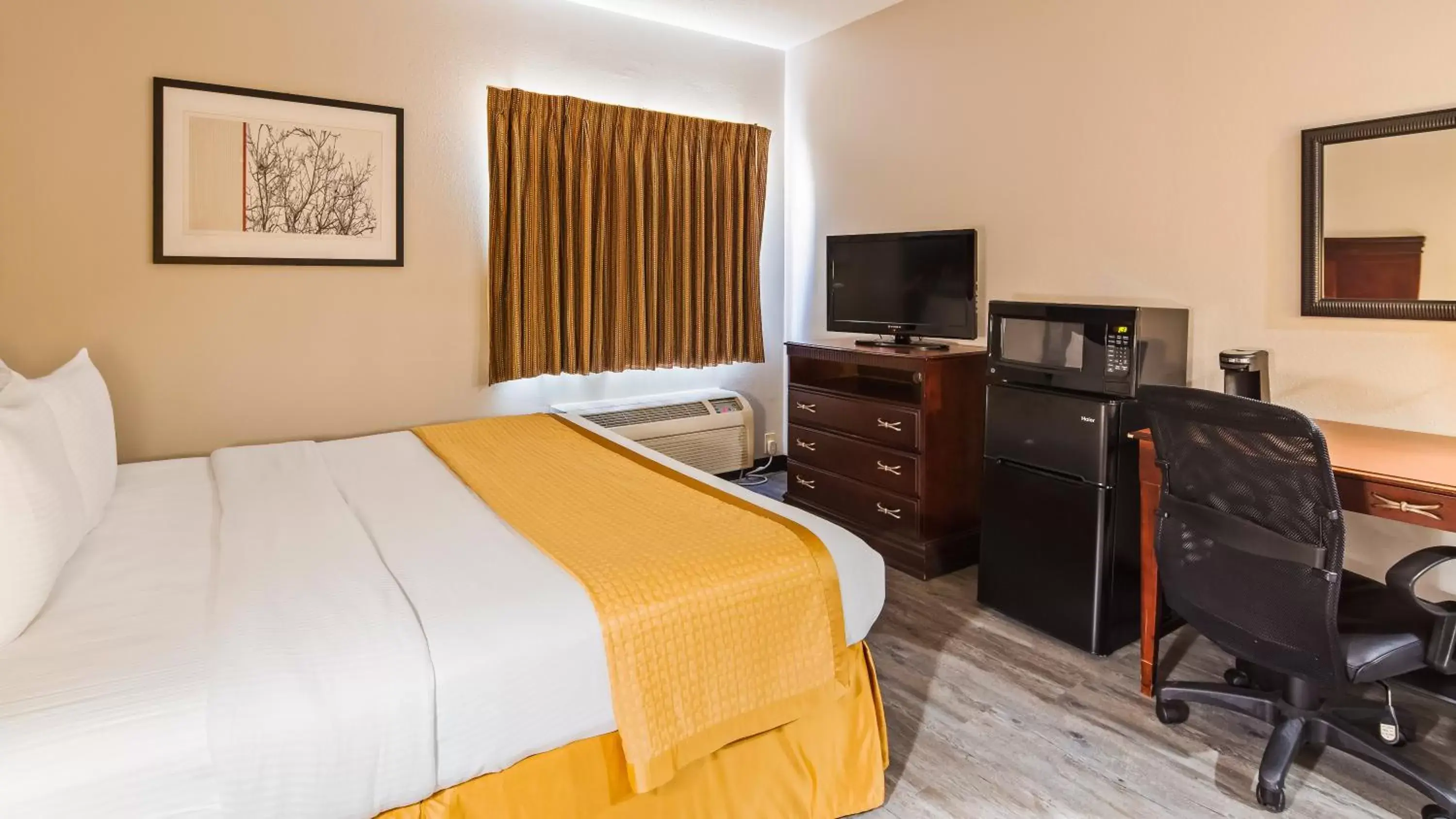 Bedroom, TV/Entertainment Center in SureStay Hotel by Best Western Orange