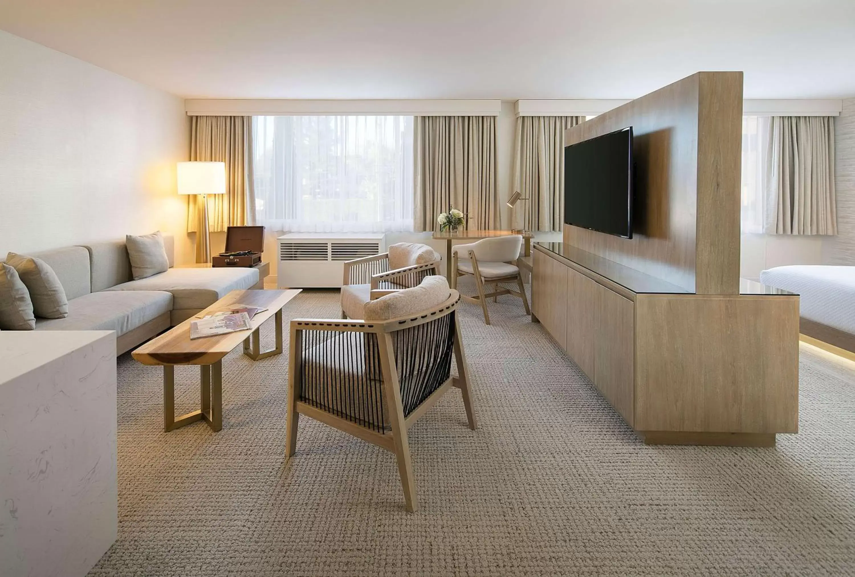 Bedroom, Seating Area in The Belamar Hotel Manhattan Beach, Tapestry by Hilton