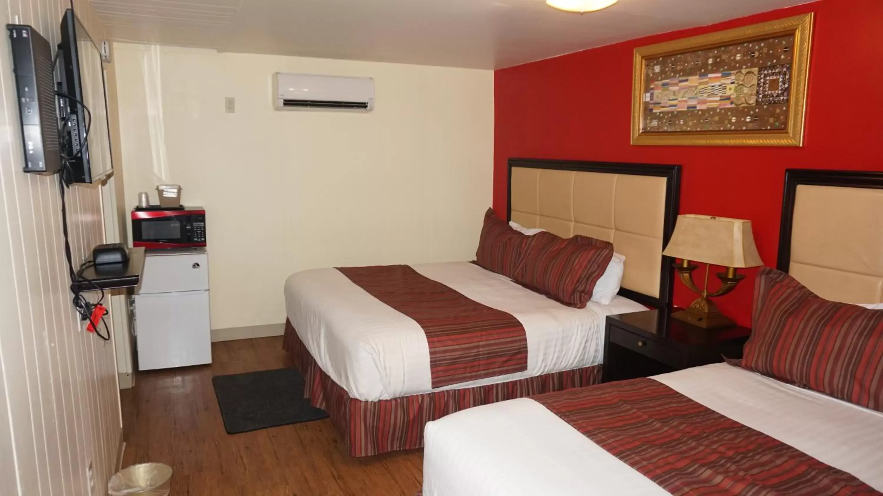 Superior King Suite - single occupancy in Eagle Crater Lake Inn Superior King Suite - single occupancy in Eagle Crater Lake Inn