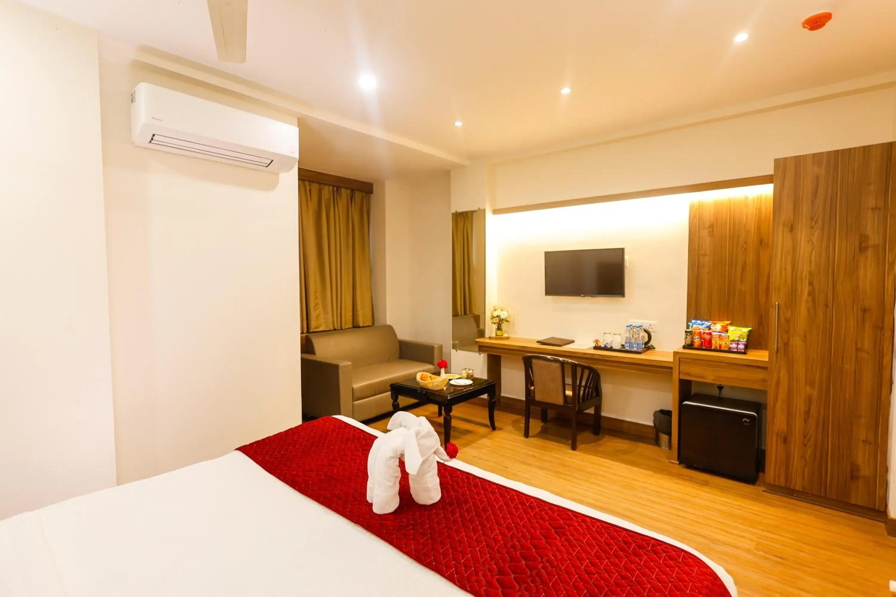 Bed, TV/Entertainment Center in Hotel Dolphin International