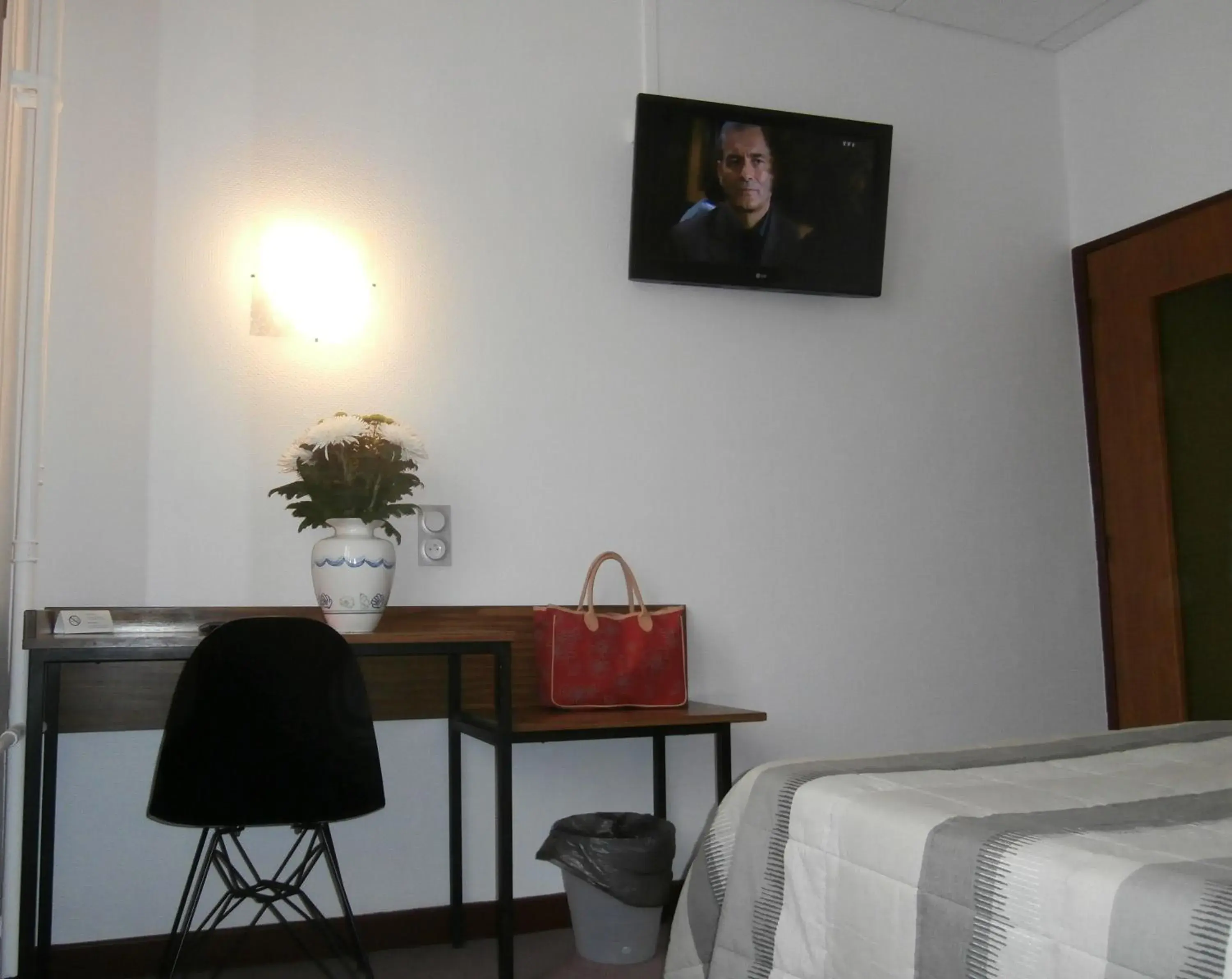 Bed, TV/Entertainment Center in Hotel Bristol Metz Centre Gare