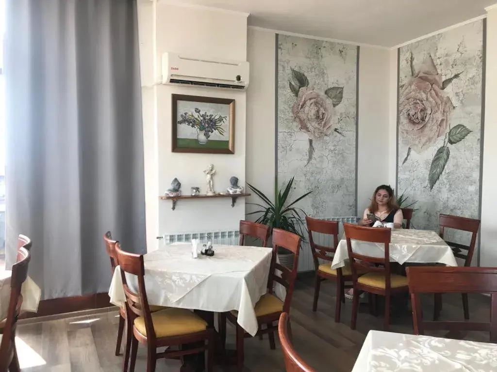 Restaurant/Places to Eat in Guci Hotel