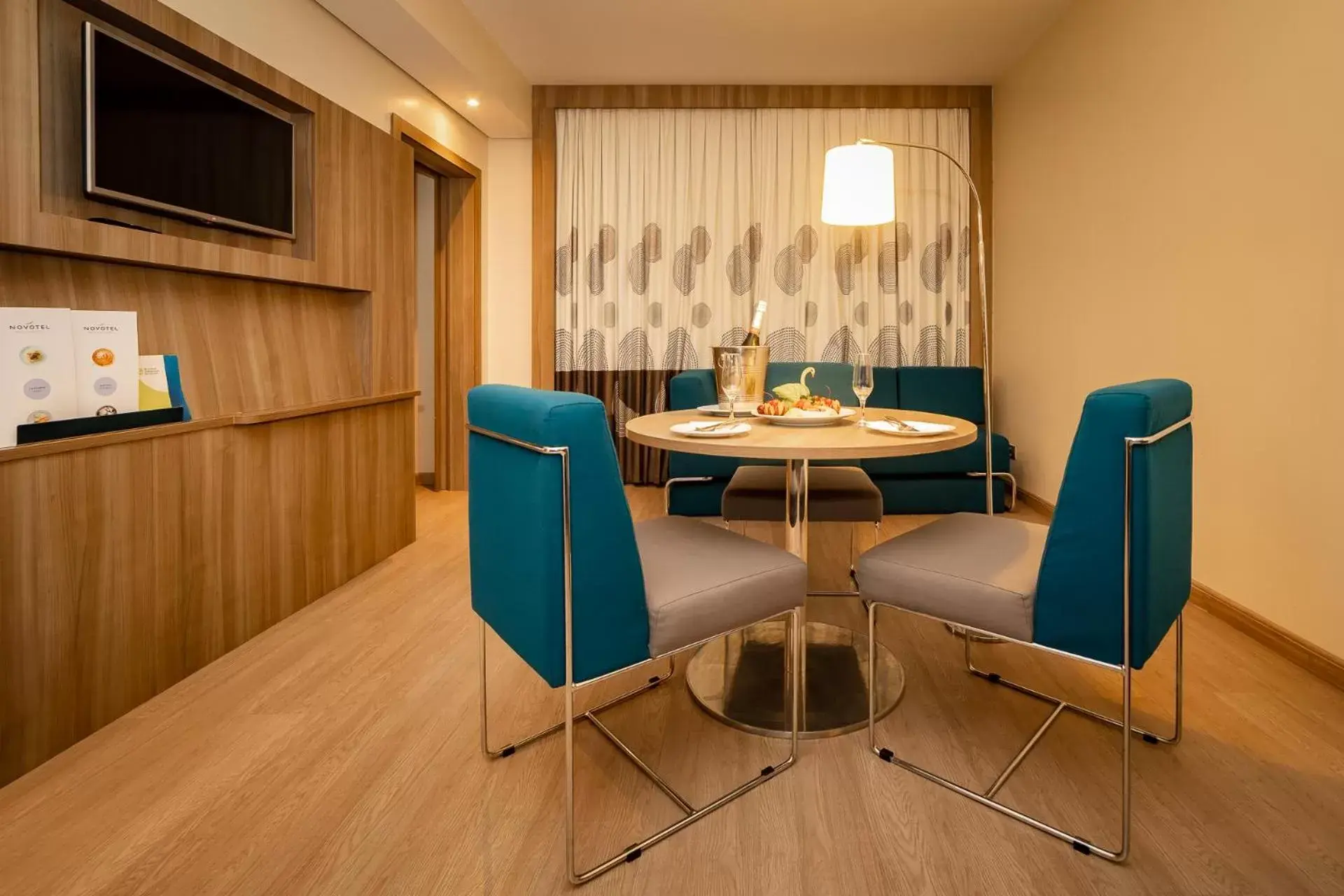 Bedroom, Dining Area in Novotel Campo Grande