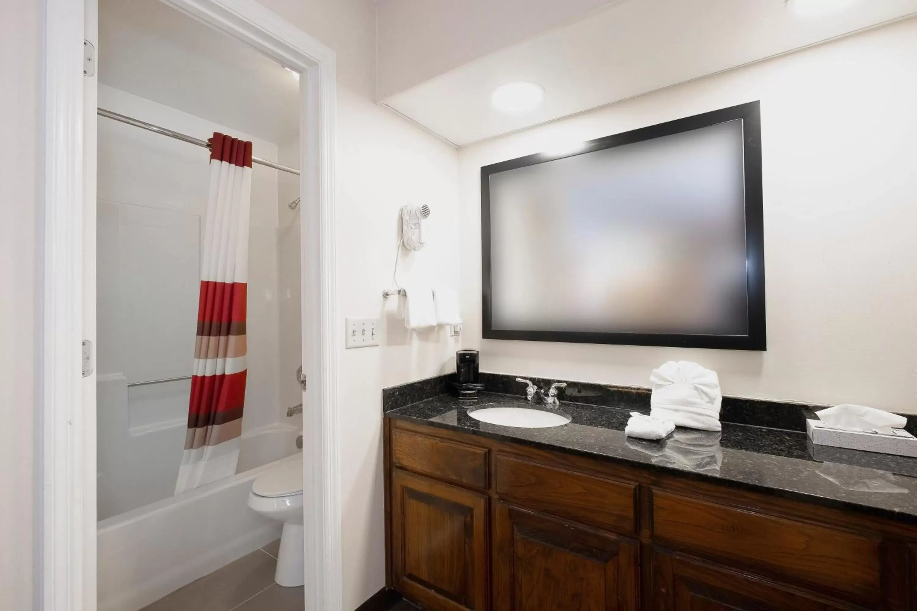 Bathroom in Red Roof Inn & Suites Calhoun