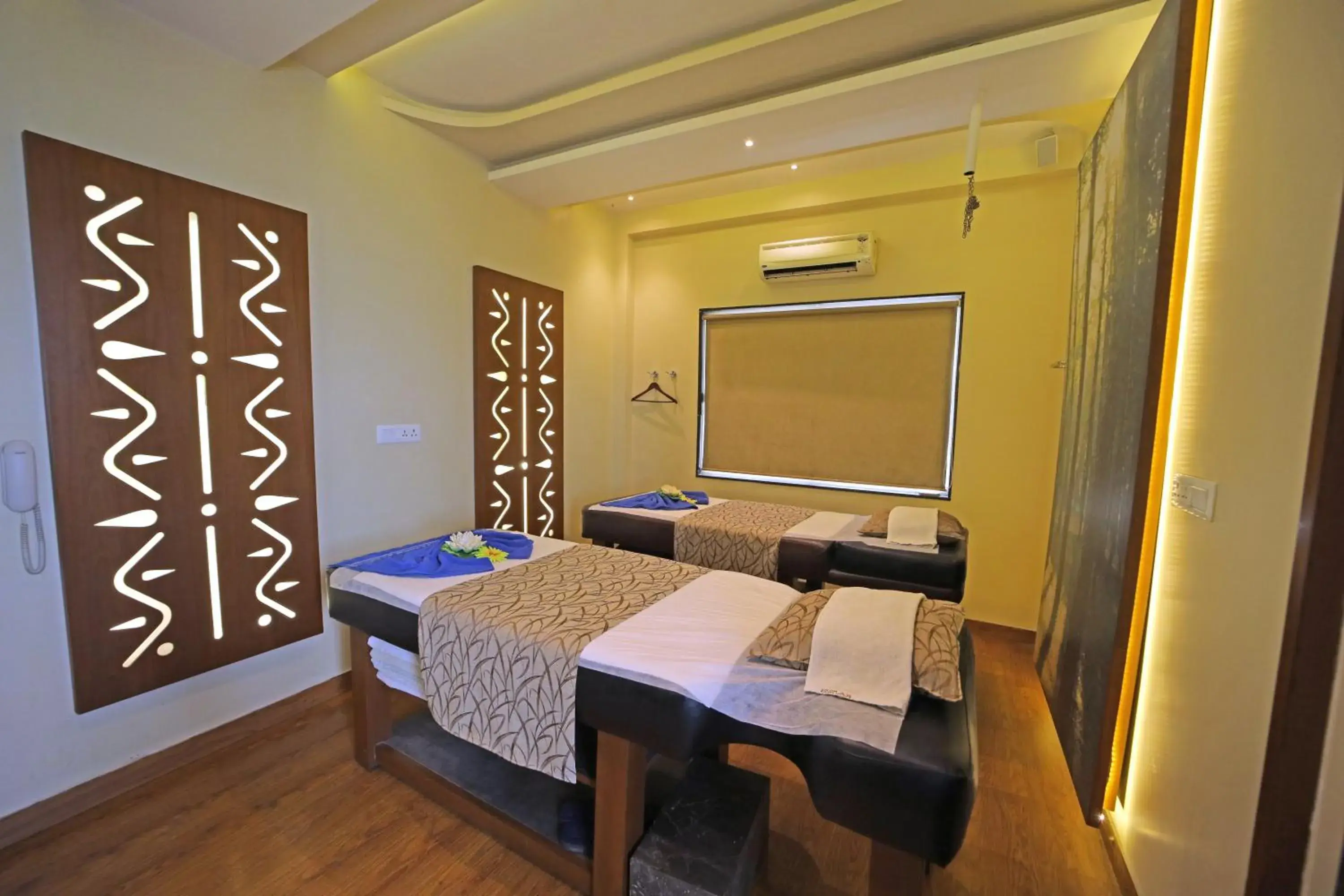 Spa and wellness centre/facilities, Dining Area in Amantra Comfort Hotel