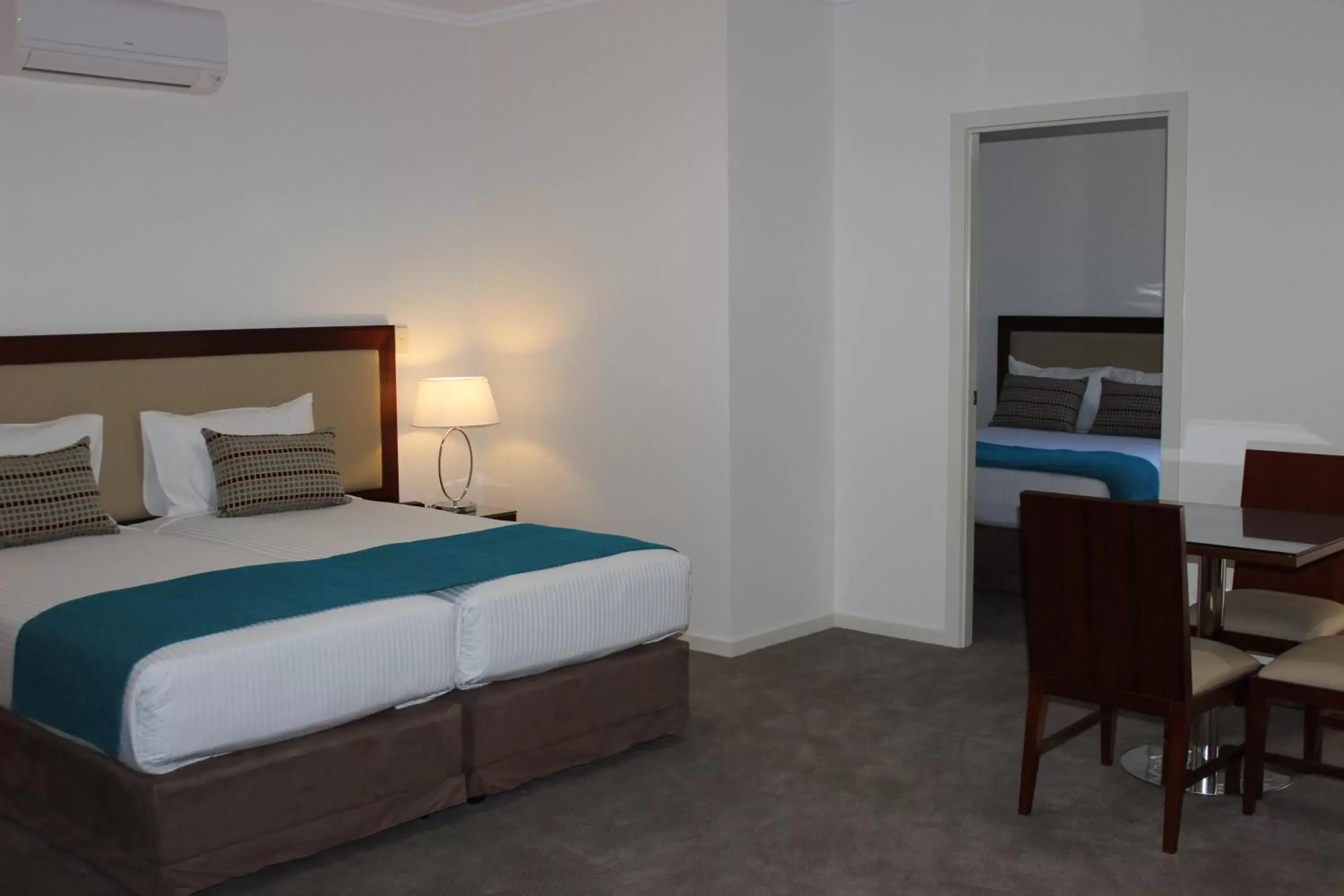 Bedroom, Bed in Quality Hotel Regent Rockhampton