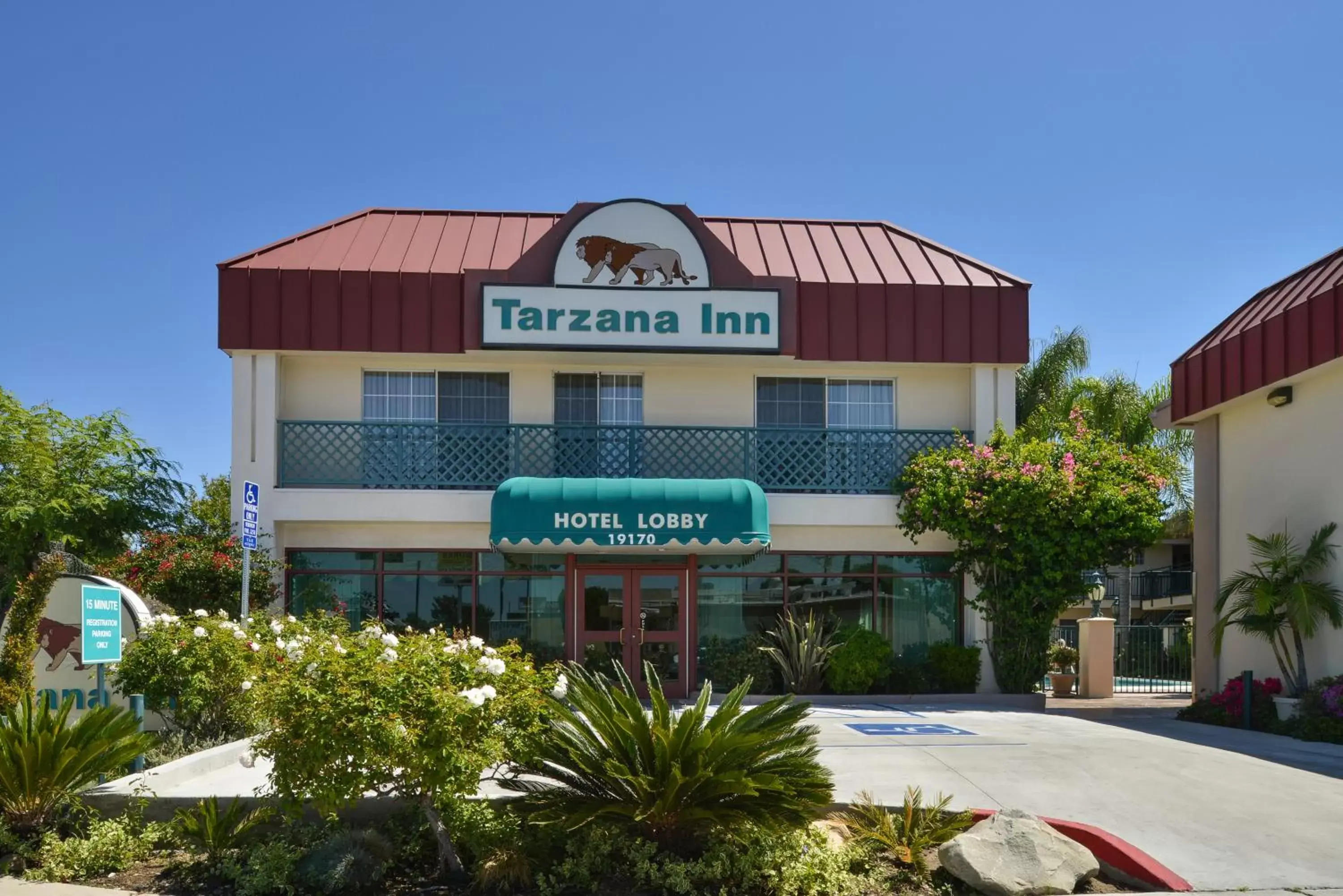 Facade/entrance, Property Building in Tarzana Inn
