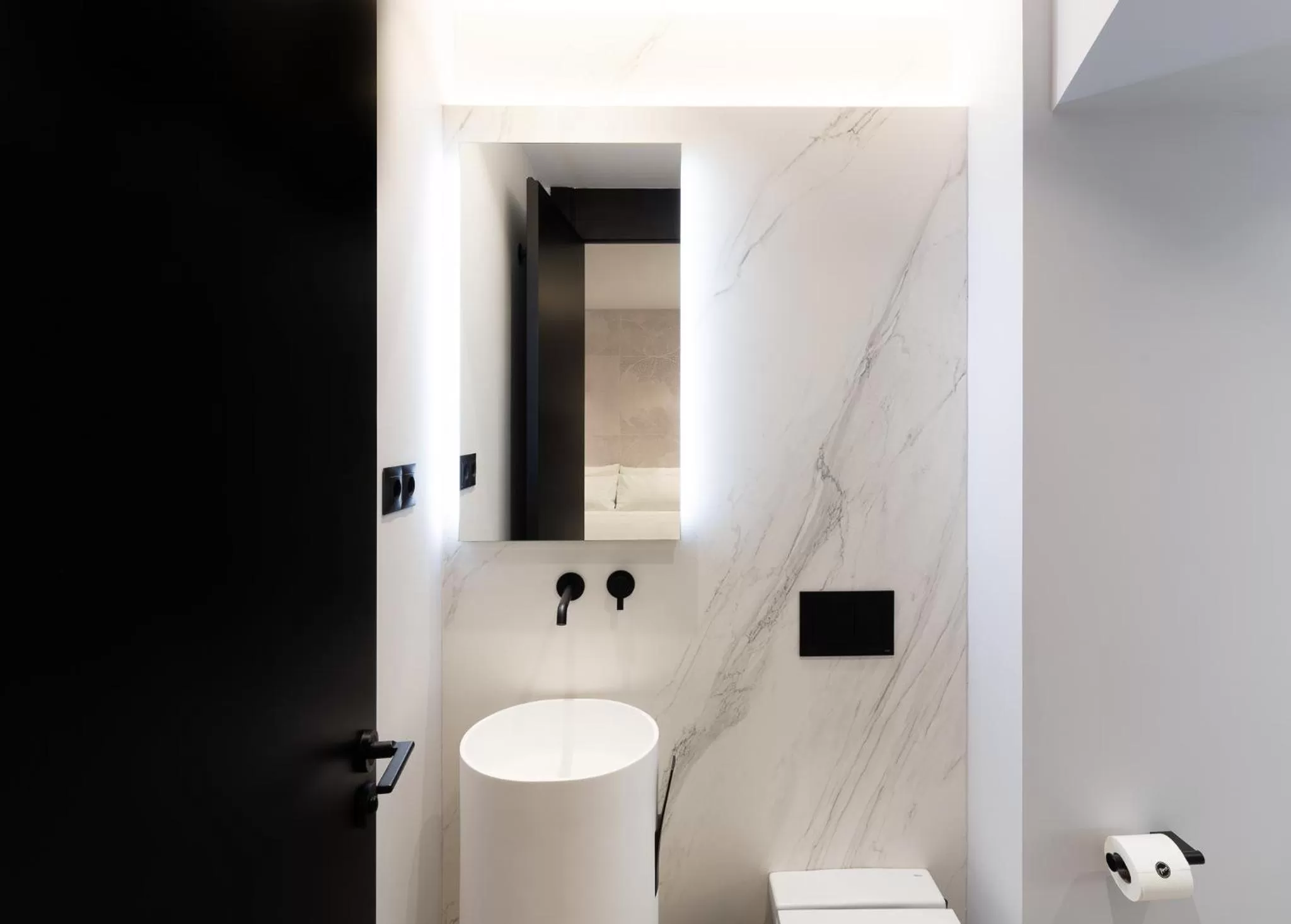 Toilet in Mauro Suites