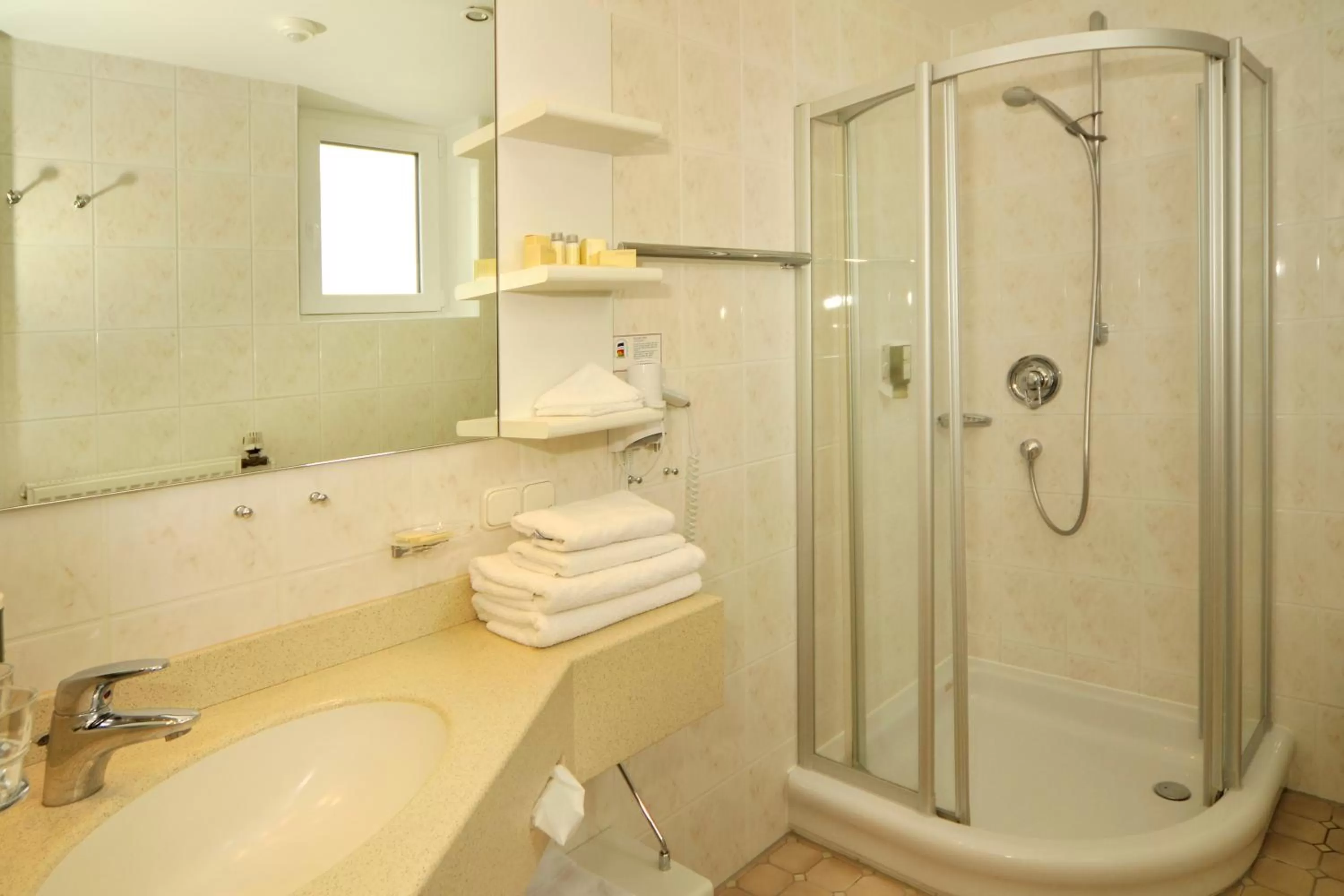 Bathroom in Hotel Ancora Timmendorfer Strand, Pool inklusive