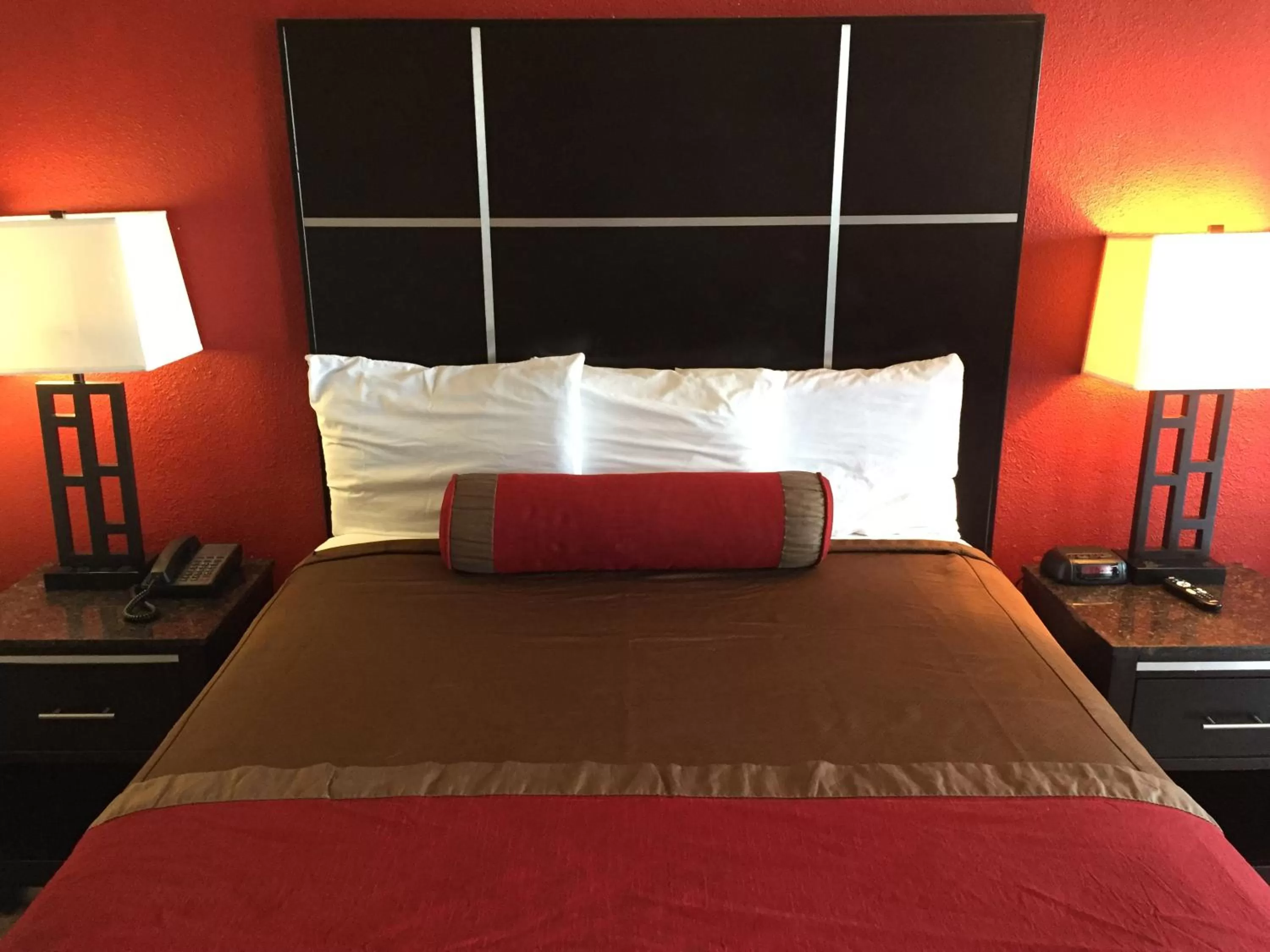 Bed in Harbor Inn & Suites Oceanside