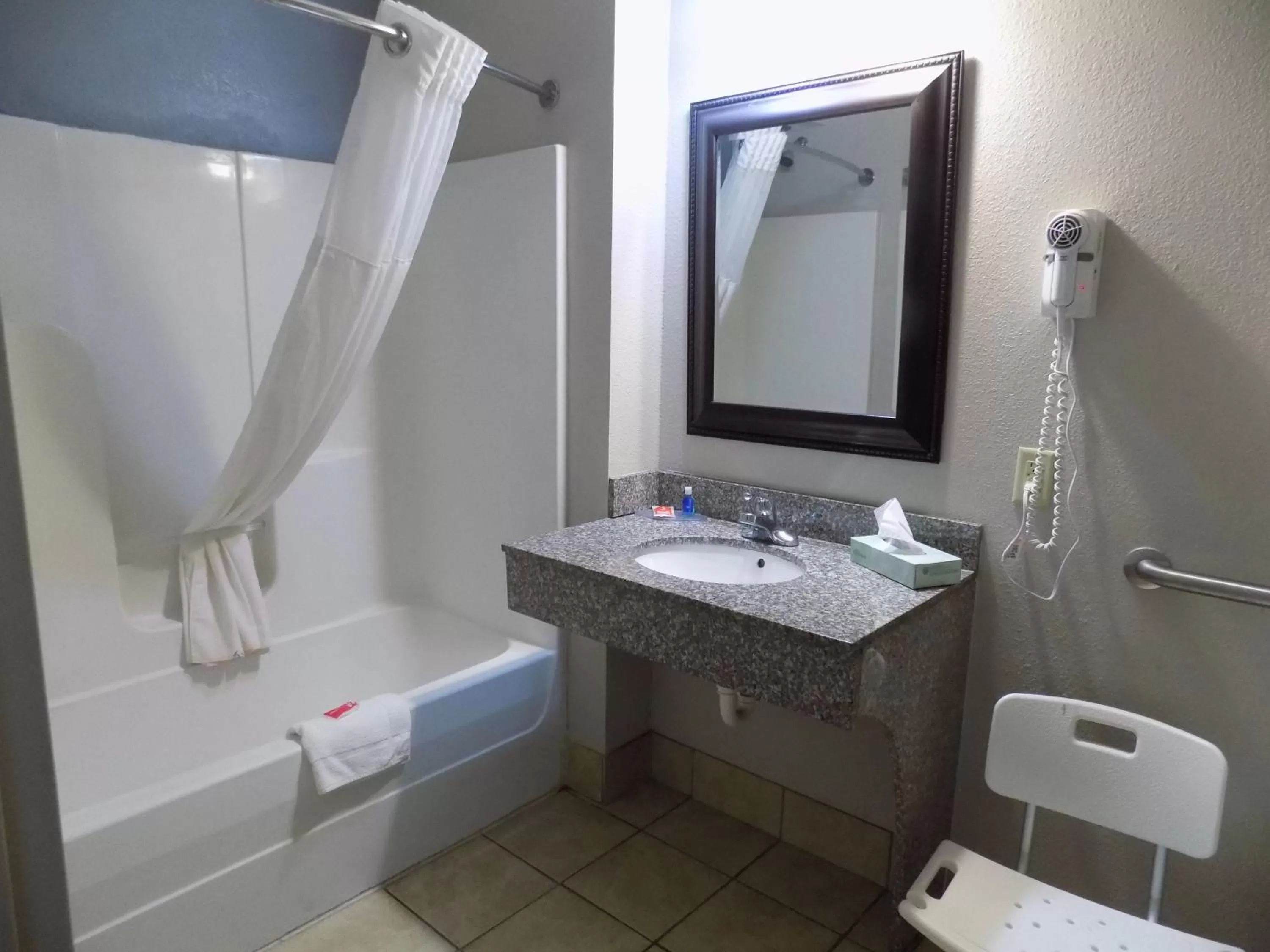 Shower in Econo Lodge Augusta West near Fort Gordon