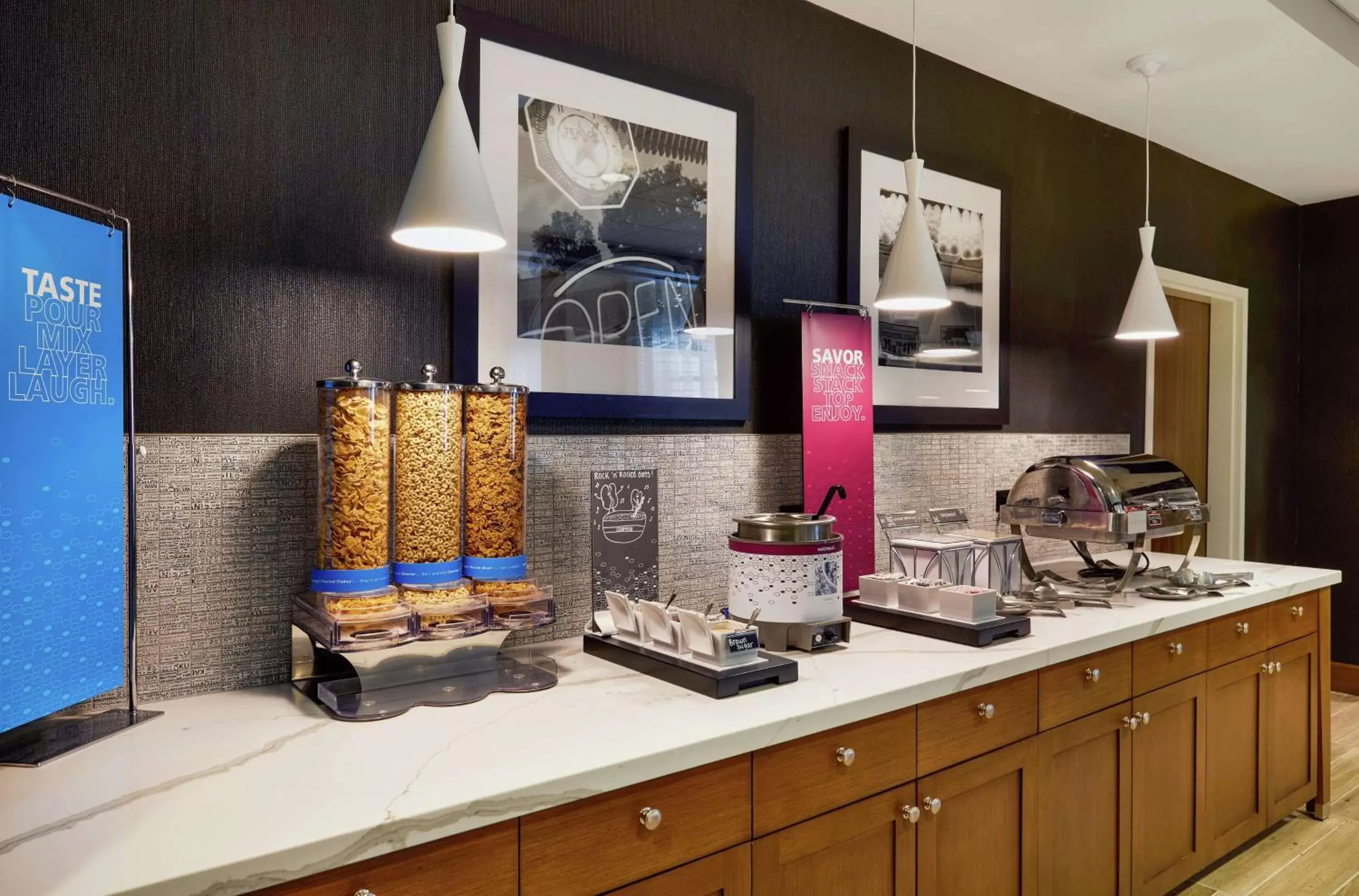 Breakfast in Hampton Inn & Suites Chicago/Waukegan Breakfast in Hampton Inn & Suites Chicago/Waukegan