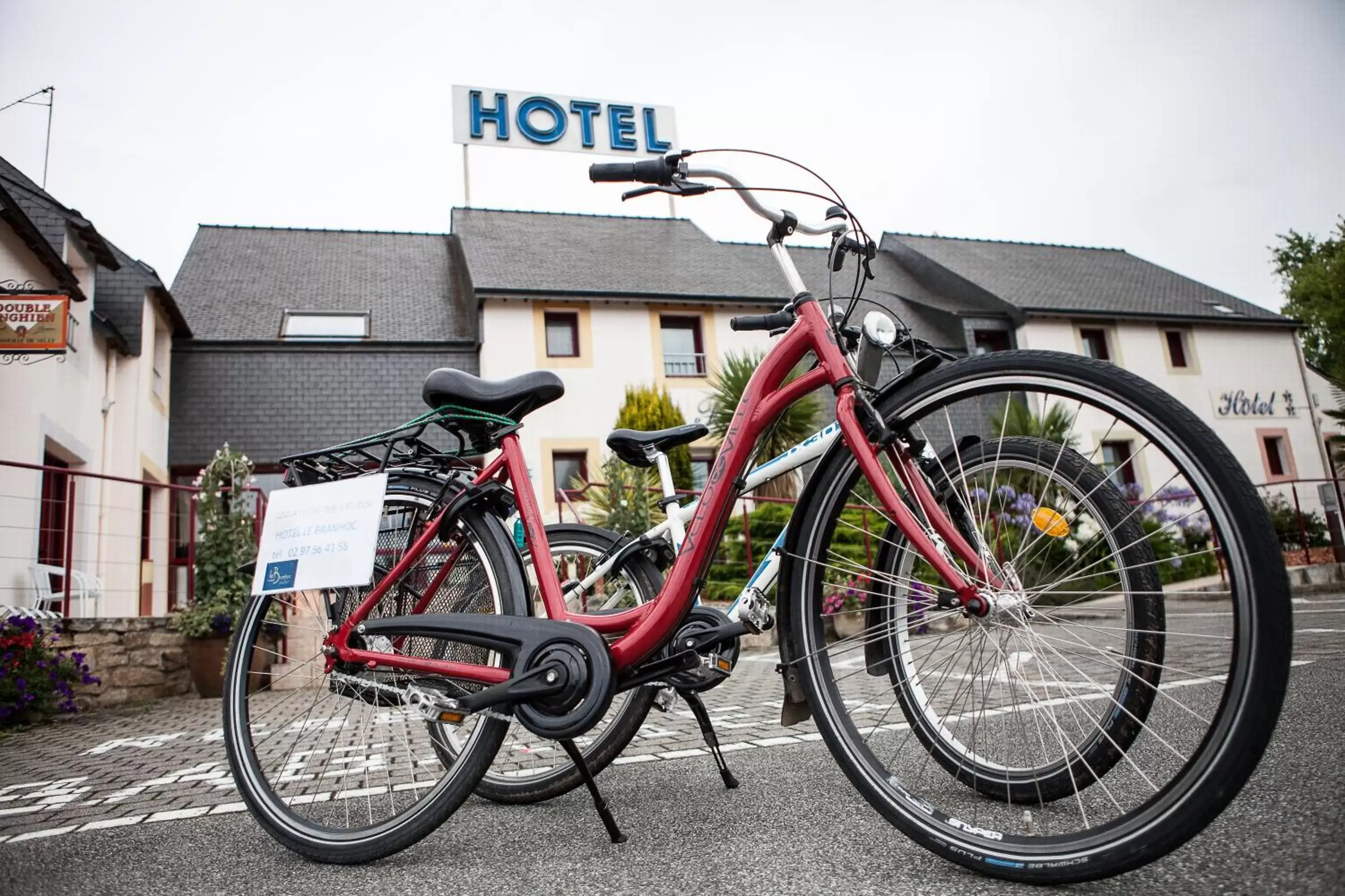 Facade/entrance, Biking in Hotel Le Branhoc - Brit Hotel Auray