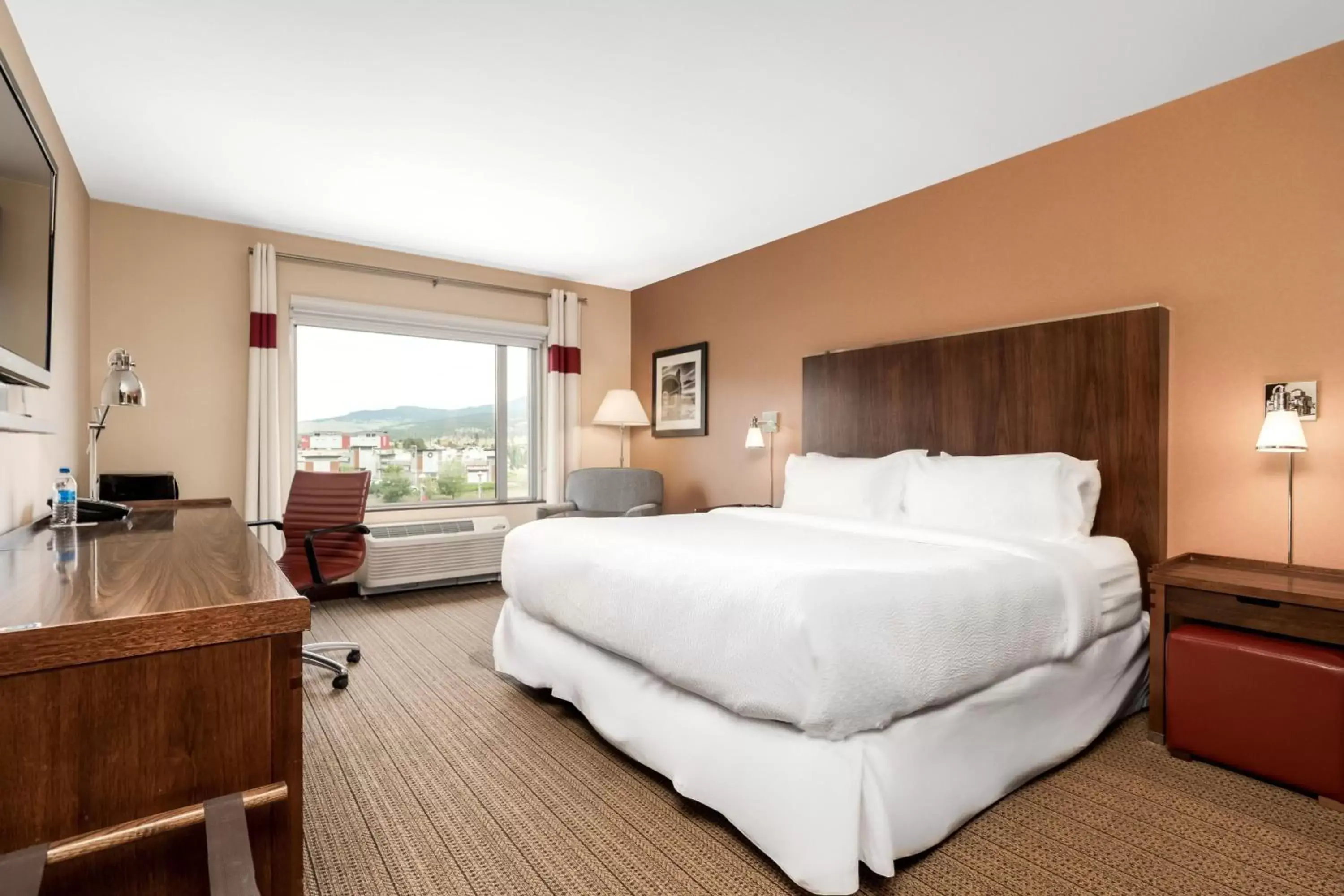 Photo of the whole room, Bed in Four Points by Sheraton Kelowna Airport