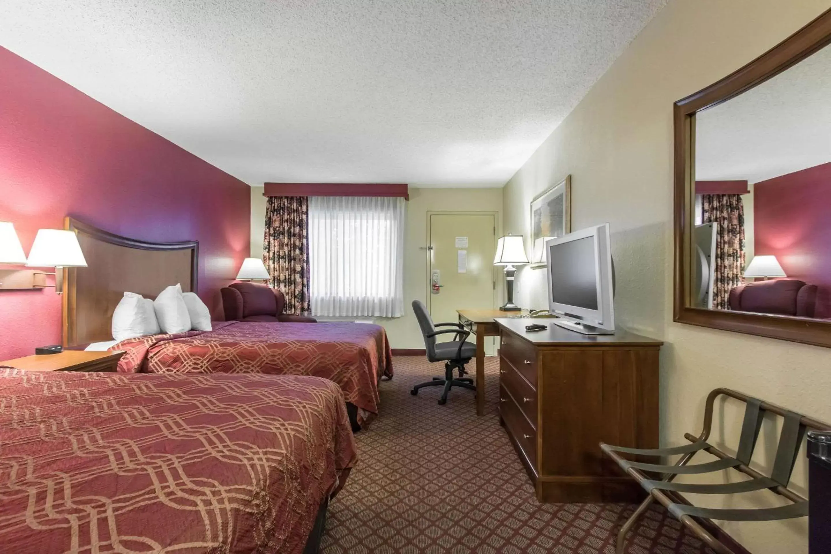 Photo of the whole room in Econo Lodge Inn & Suites Joplin