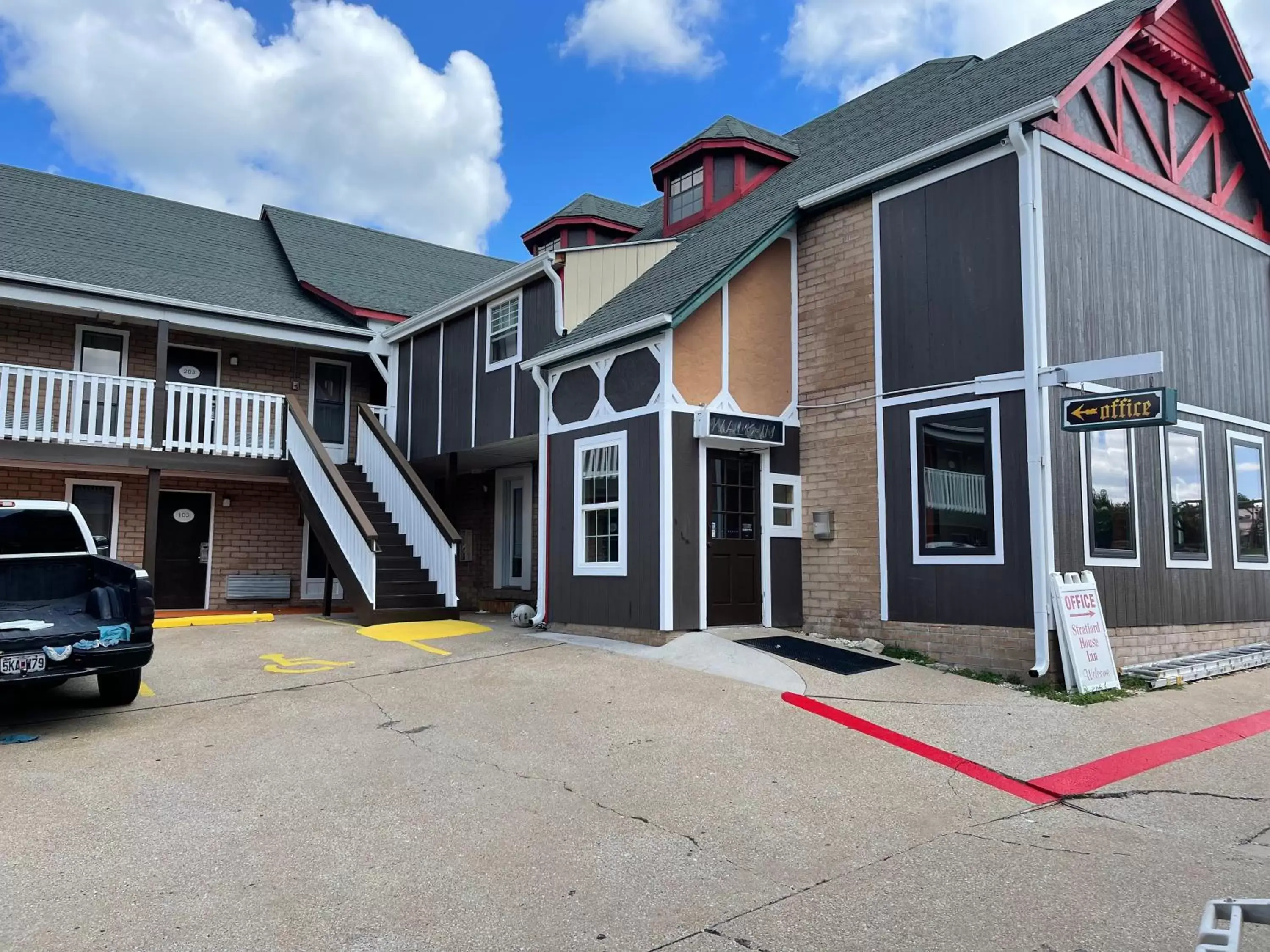 Property building in Stratford House Inn Property building in Stratford House Inn