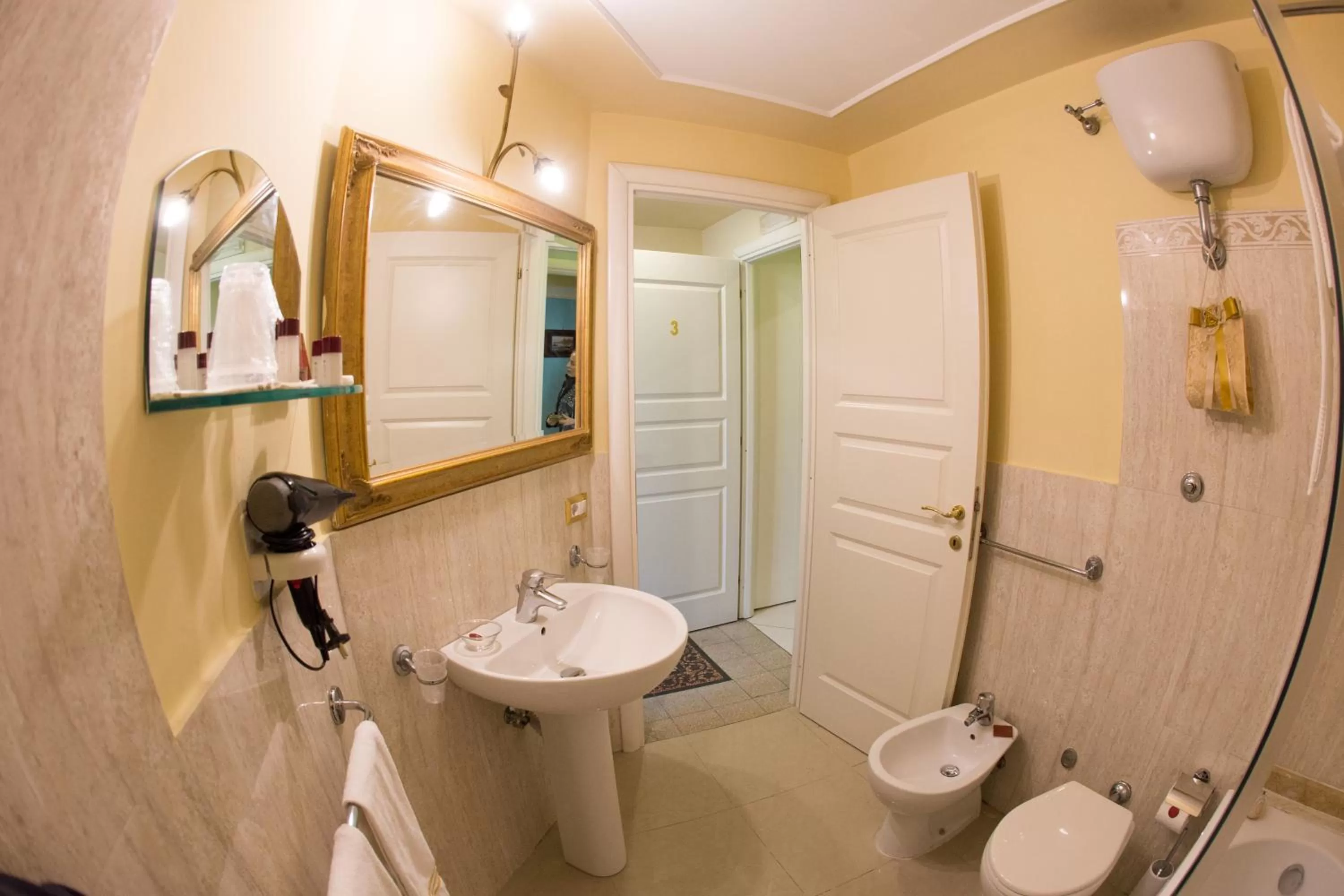 Toilet in B&B Art Suite Santa Brigida