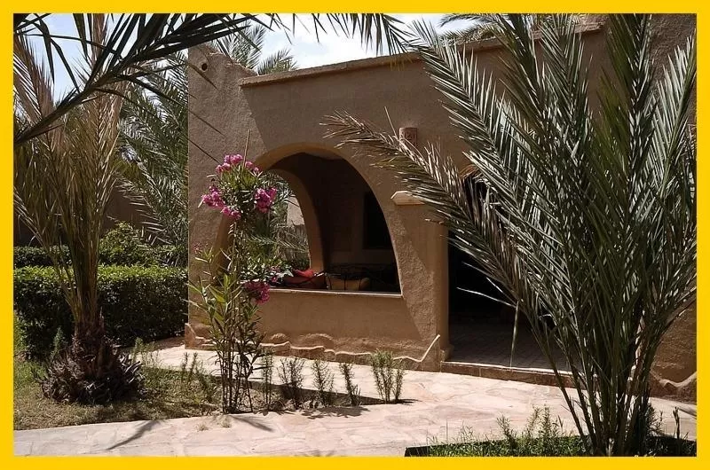 Facade/entrance in La Rose Du Desert