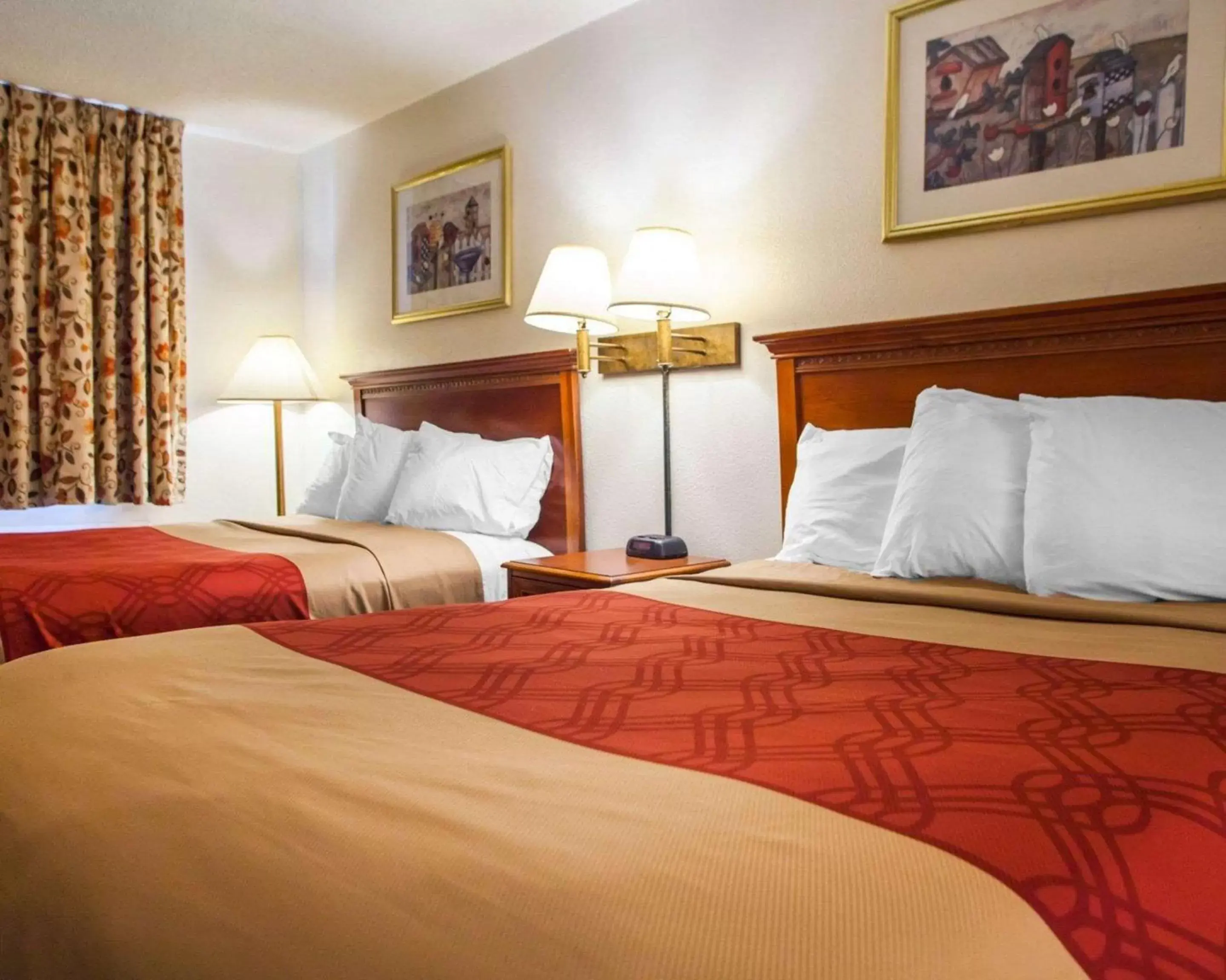 Photo of the whole room, Bed in Econo Lodge Photo of the whole room, Bed in Econo Lodge