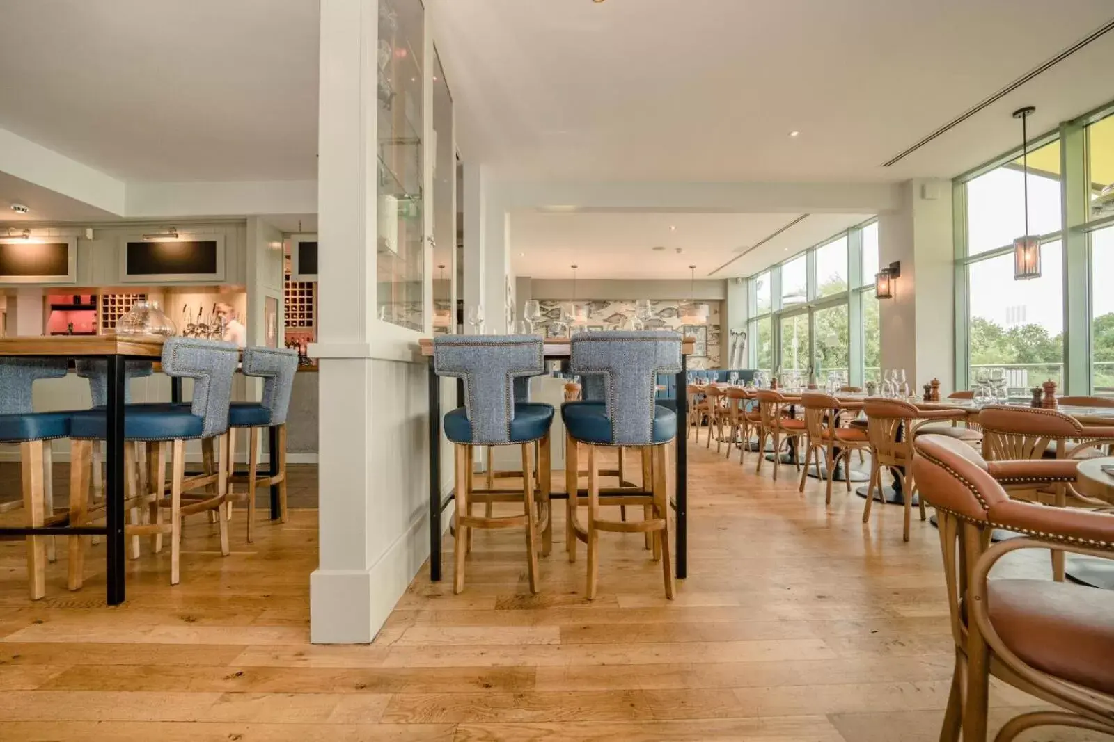Lounge or bar, Restaurant/Places to Eat in De Vere Cotswold Water Park