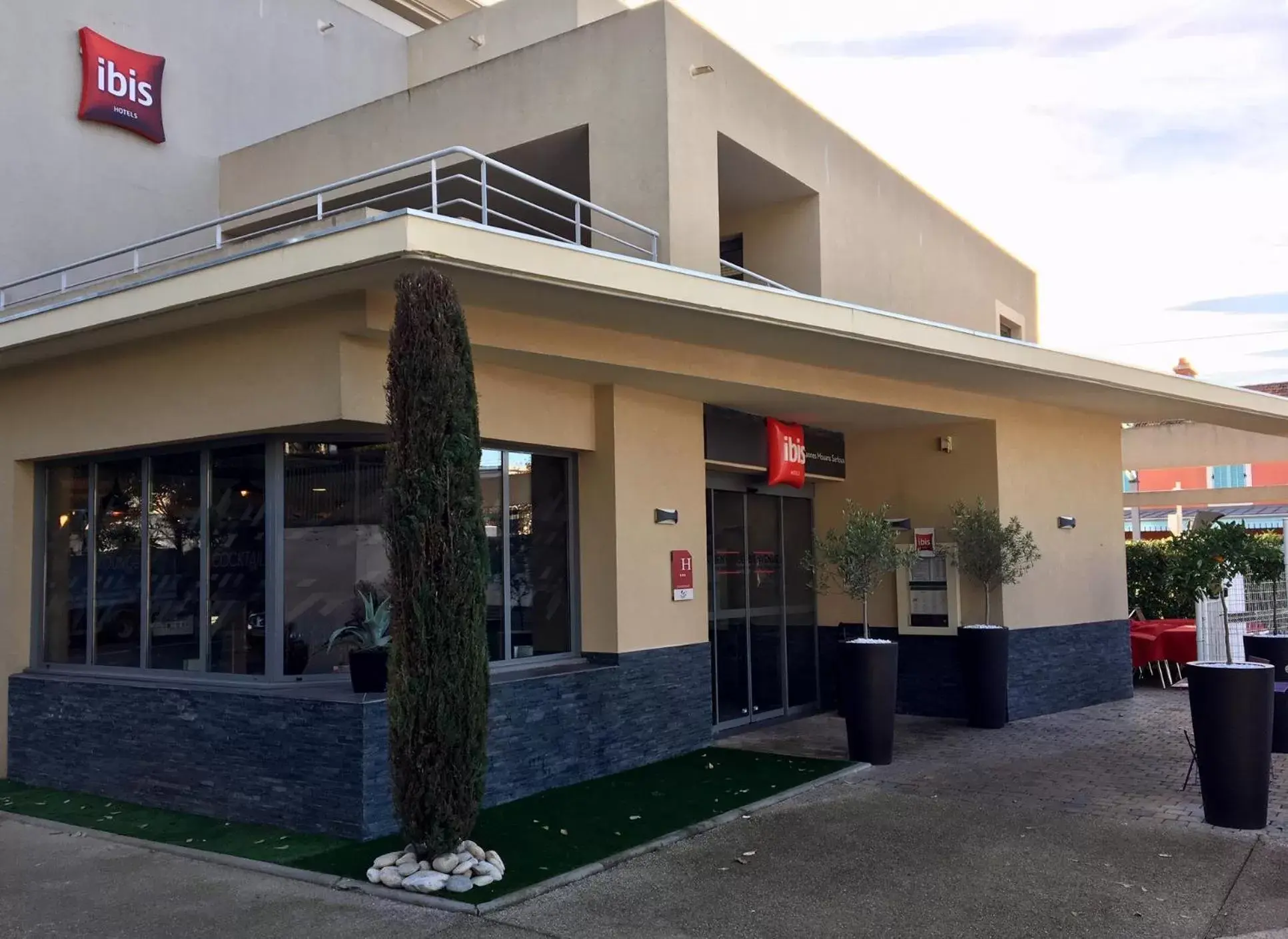 Facade/entrance, Property Building in IBIS Cannes Mouans Sartoux Piscine parking gratuit