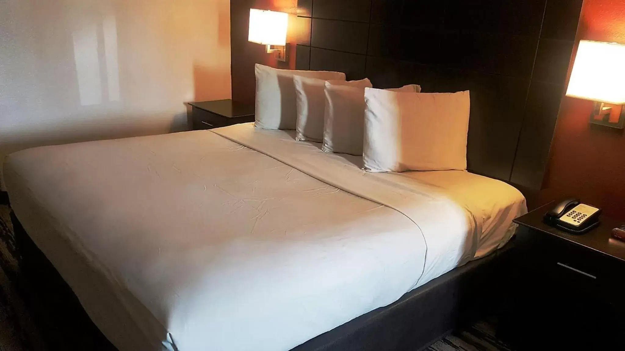 Photo of the whole room, Bed in Red Roof Inn & Suites Houston – Humble/IAH Airport