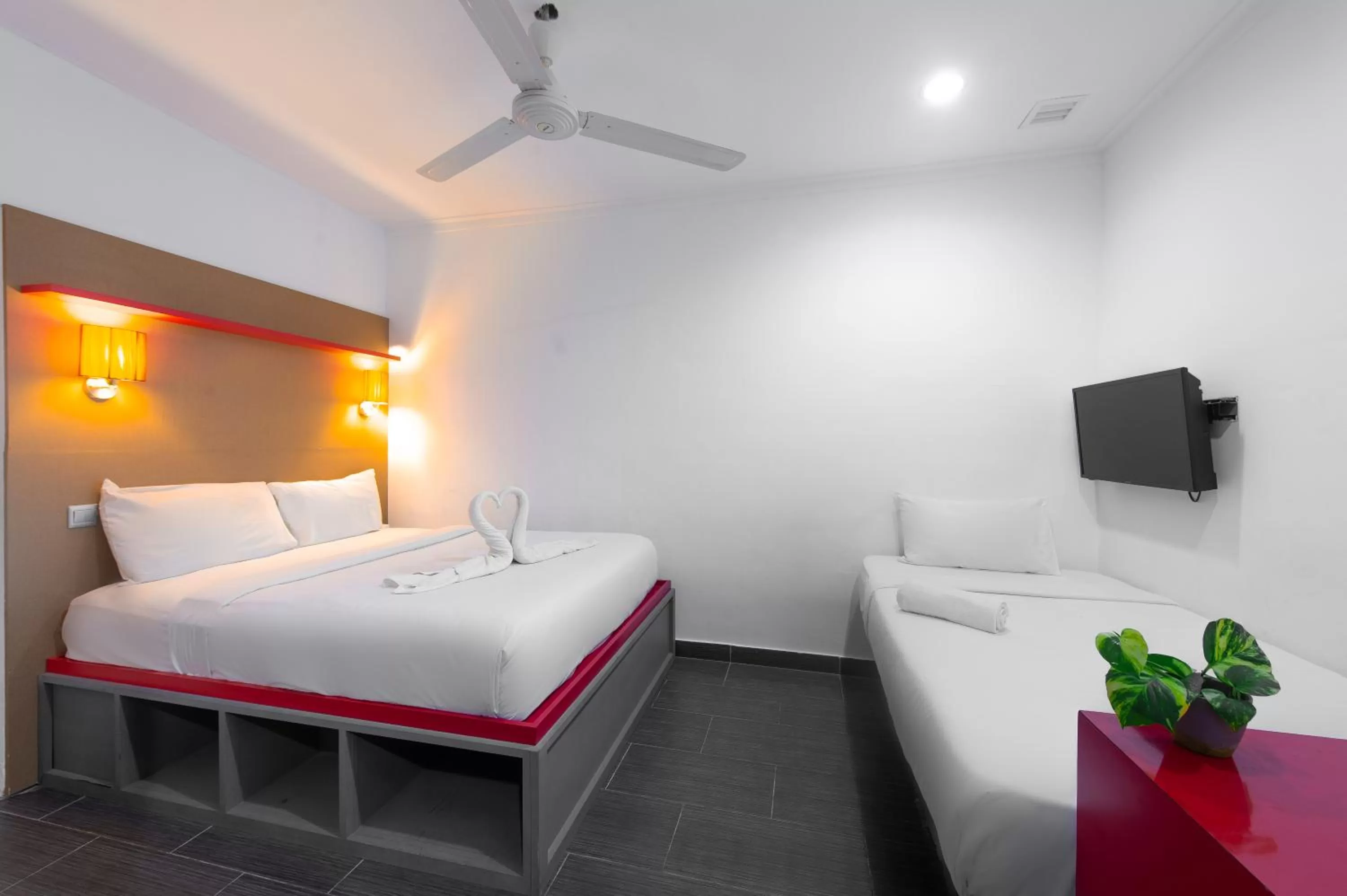 Bedroom, Bed in Tune Hotel - Waterfront Kuching