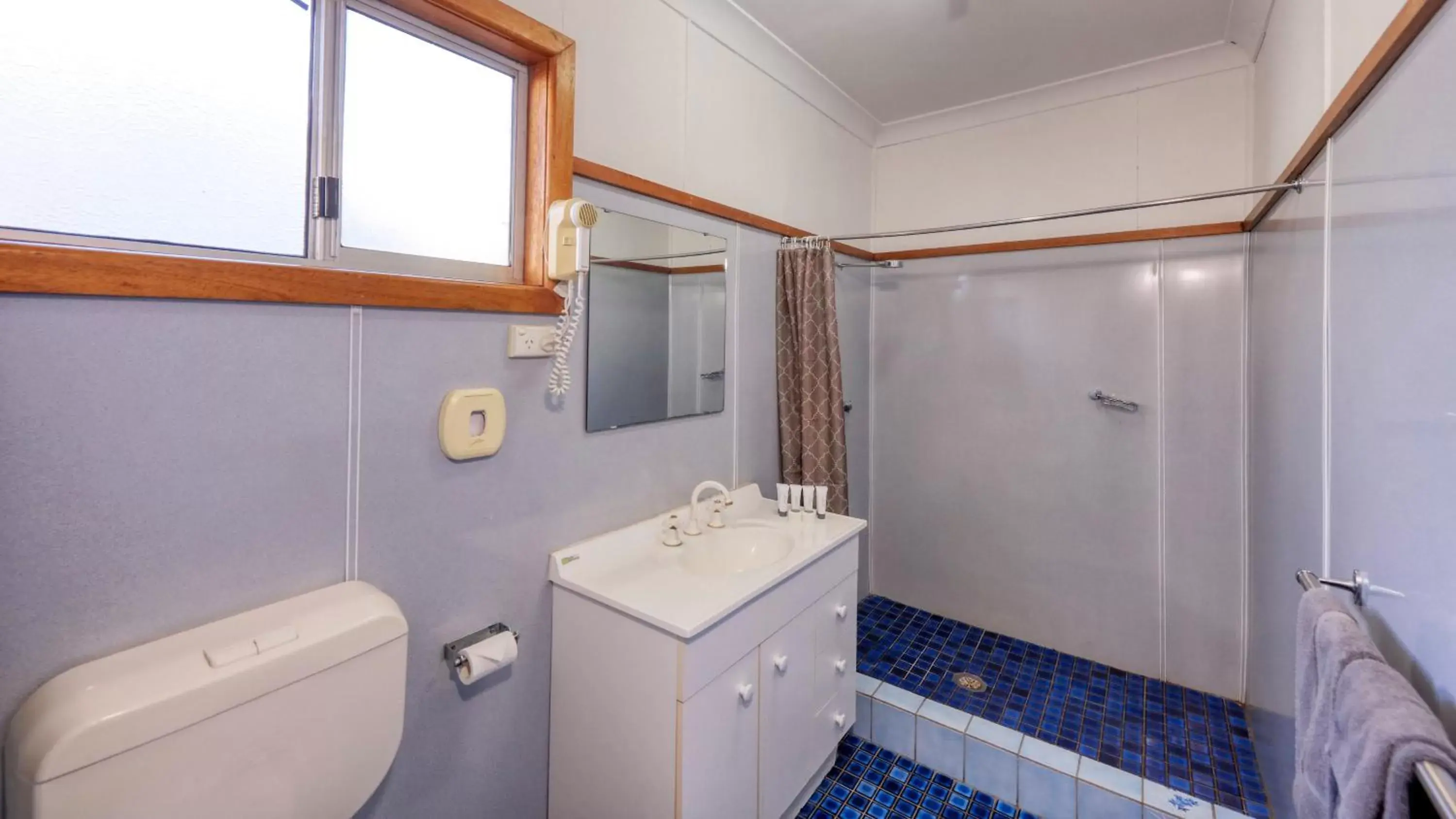 Shower, Bathroom in Darling River Motel