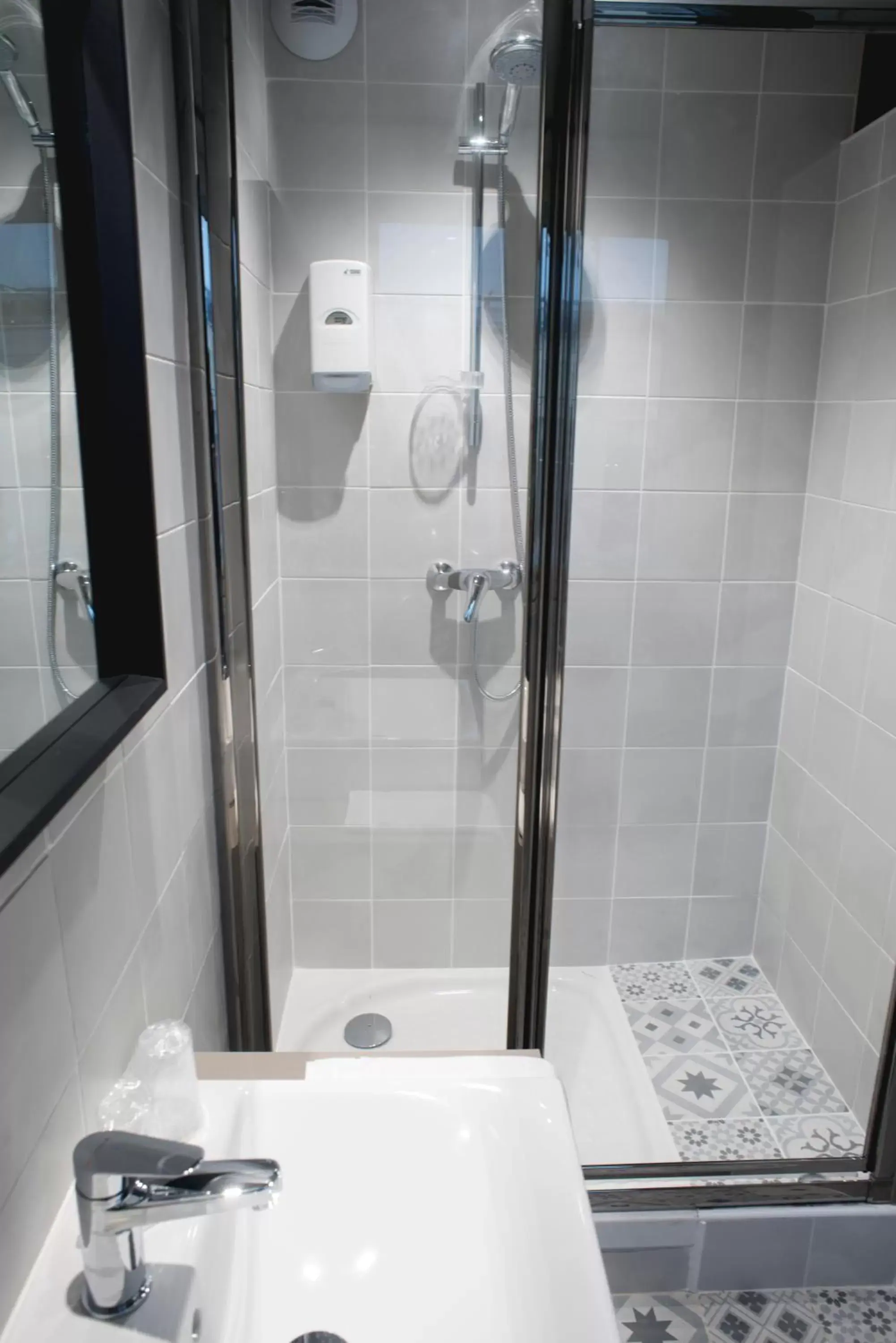 Shower, Bathroom in Hôtel Saint Roch Montpellier Centre