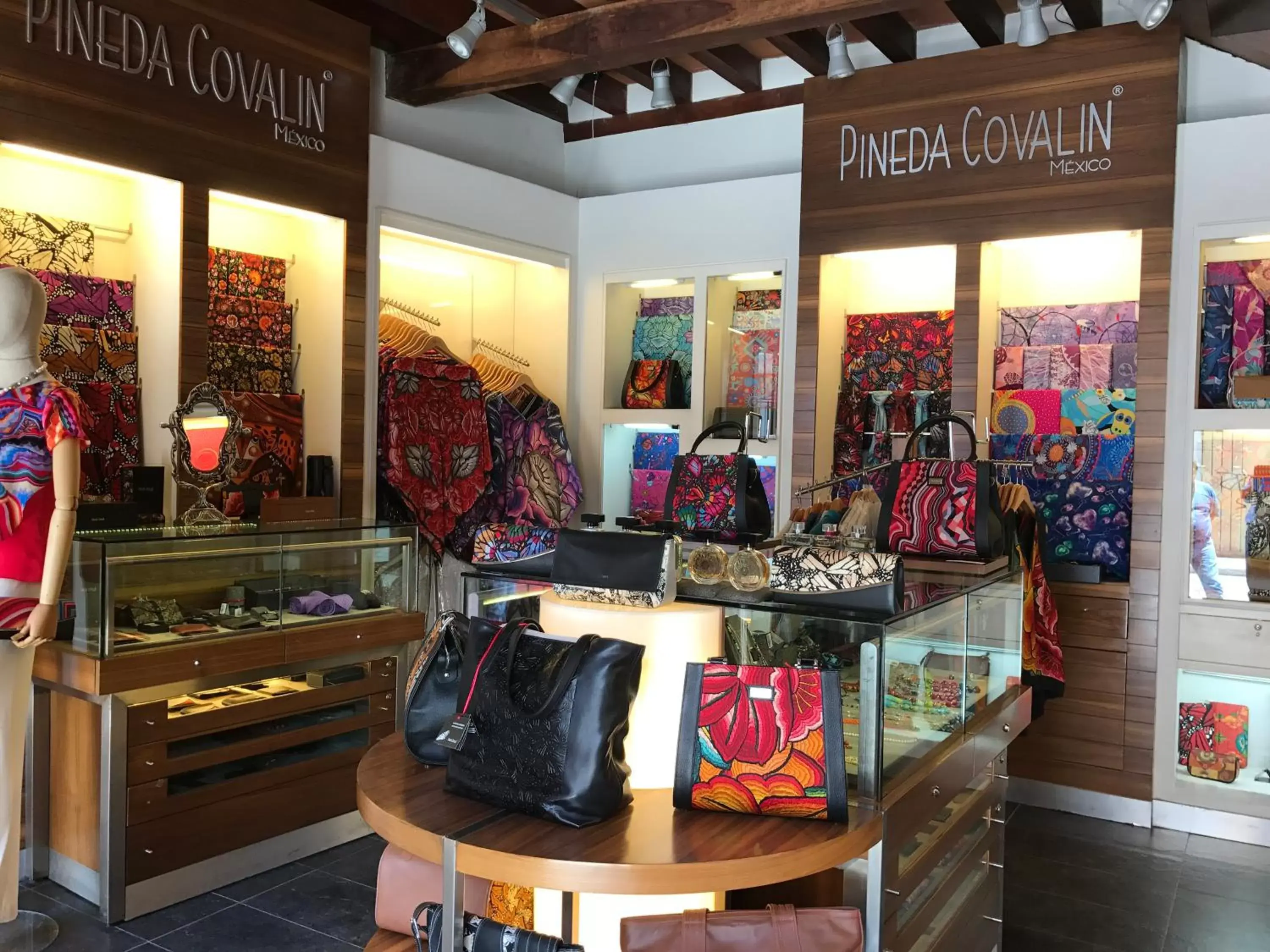 On-site shops in Hotel Siglo XVII Art Gallery
