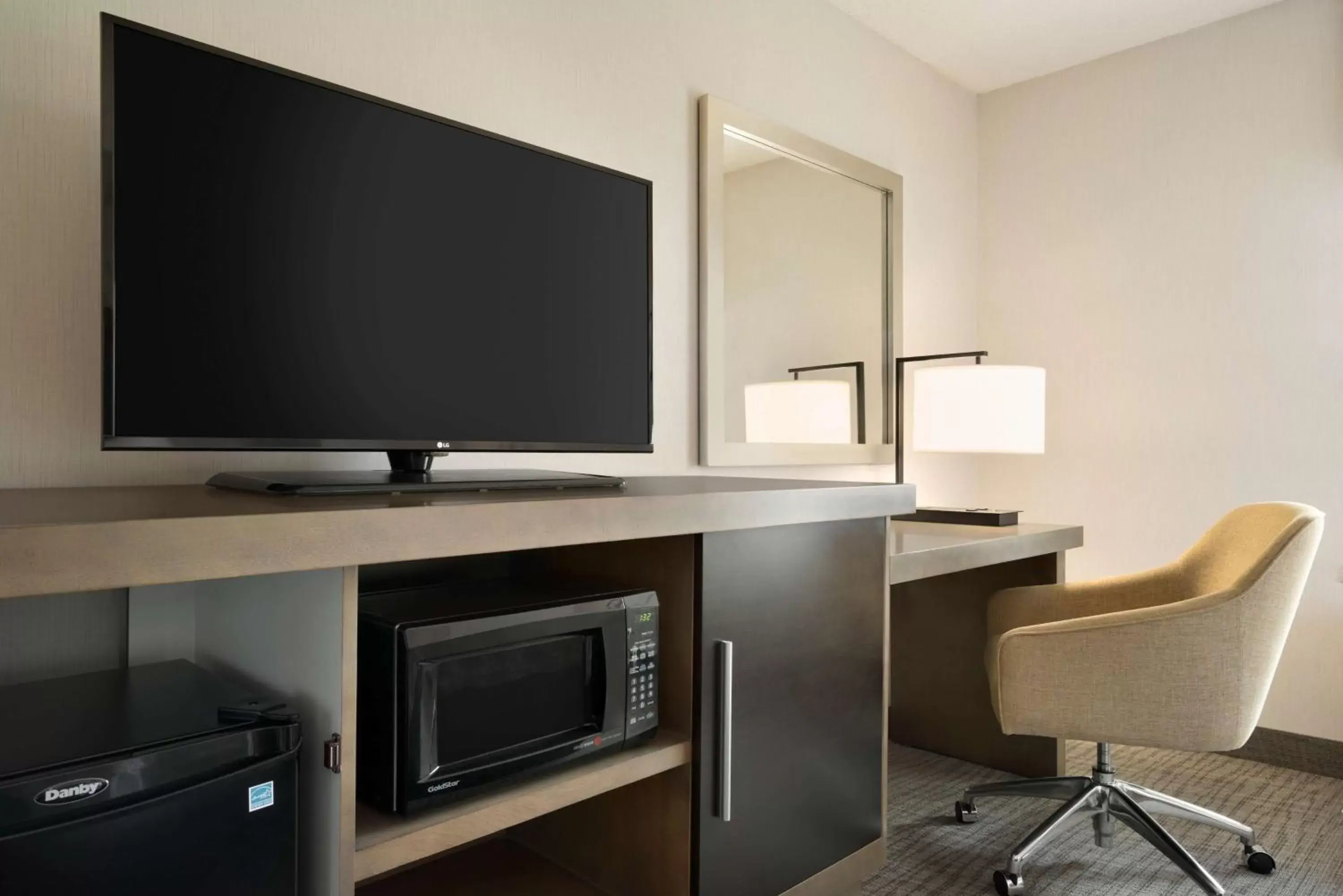 Bedroom, TV/Entertainment Center in Hampton Inn By Hilton And Suites Middletown, Ri