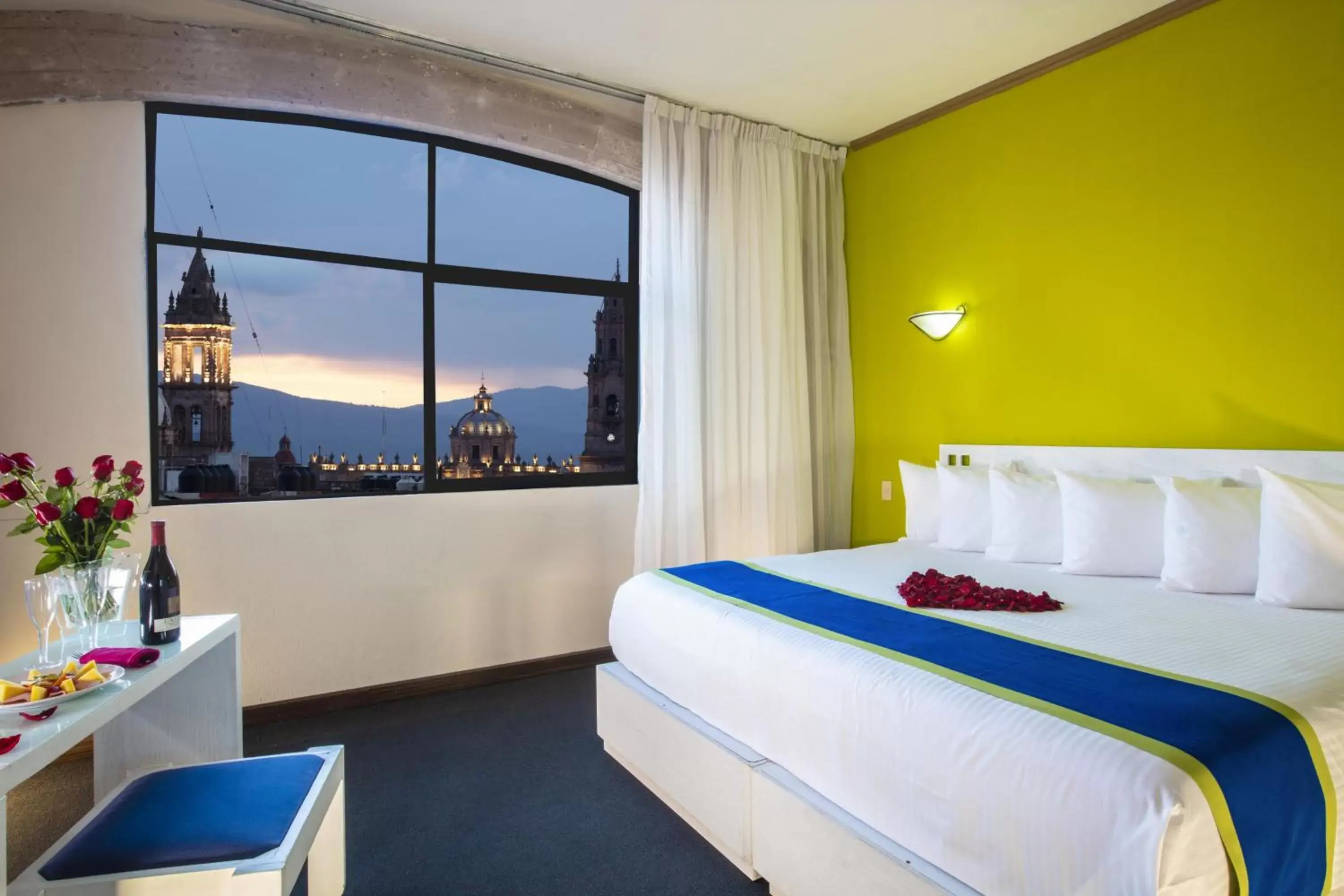 Photo of the whole room, Bed in Vista Express Morelia by Arriva Hospitality Group