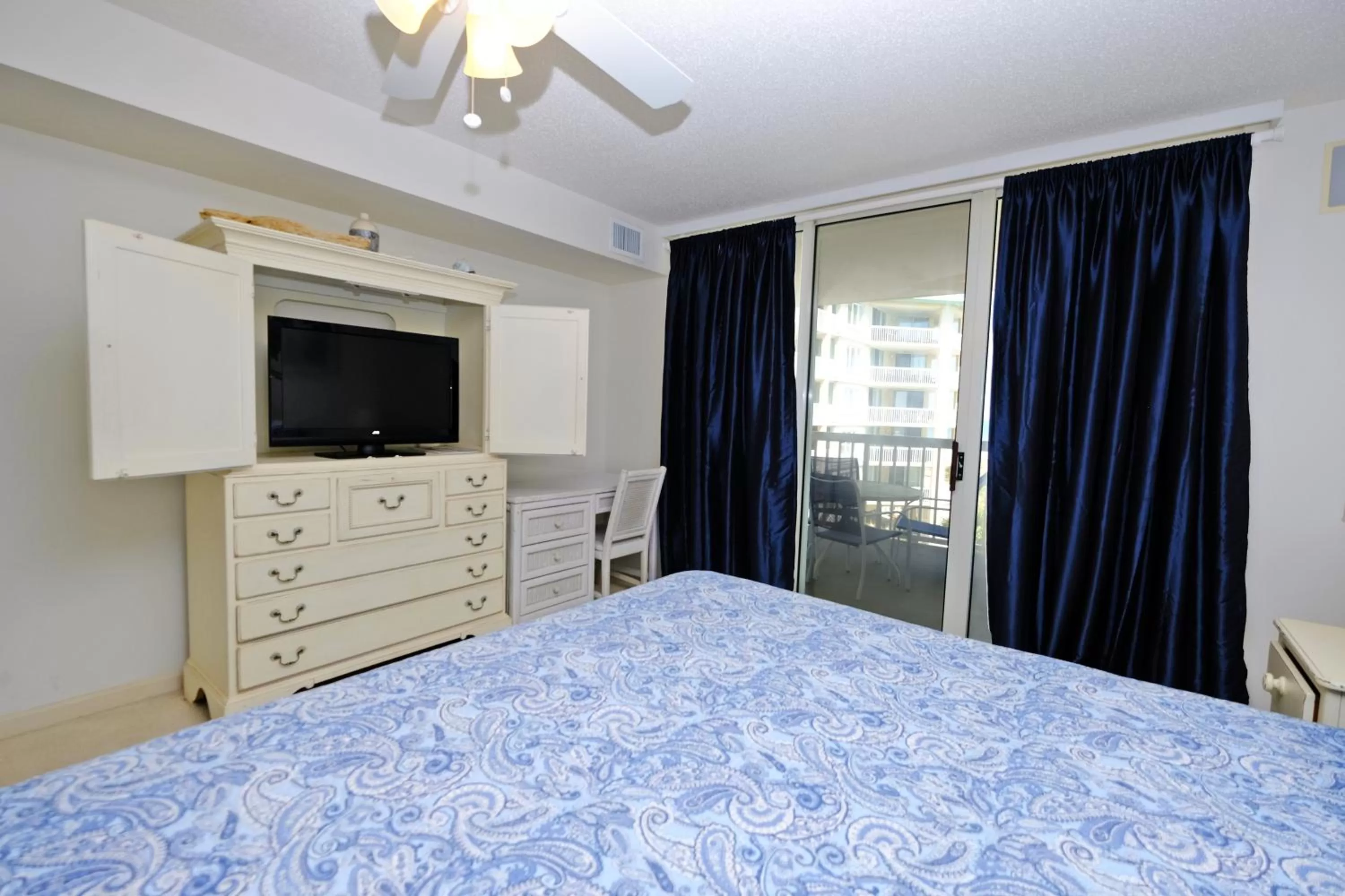 Bed in Litchfield Beach & Golf Resort