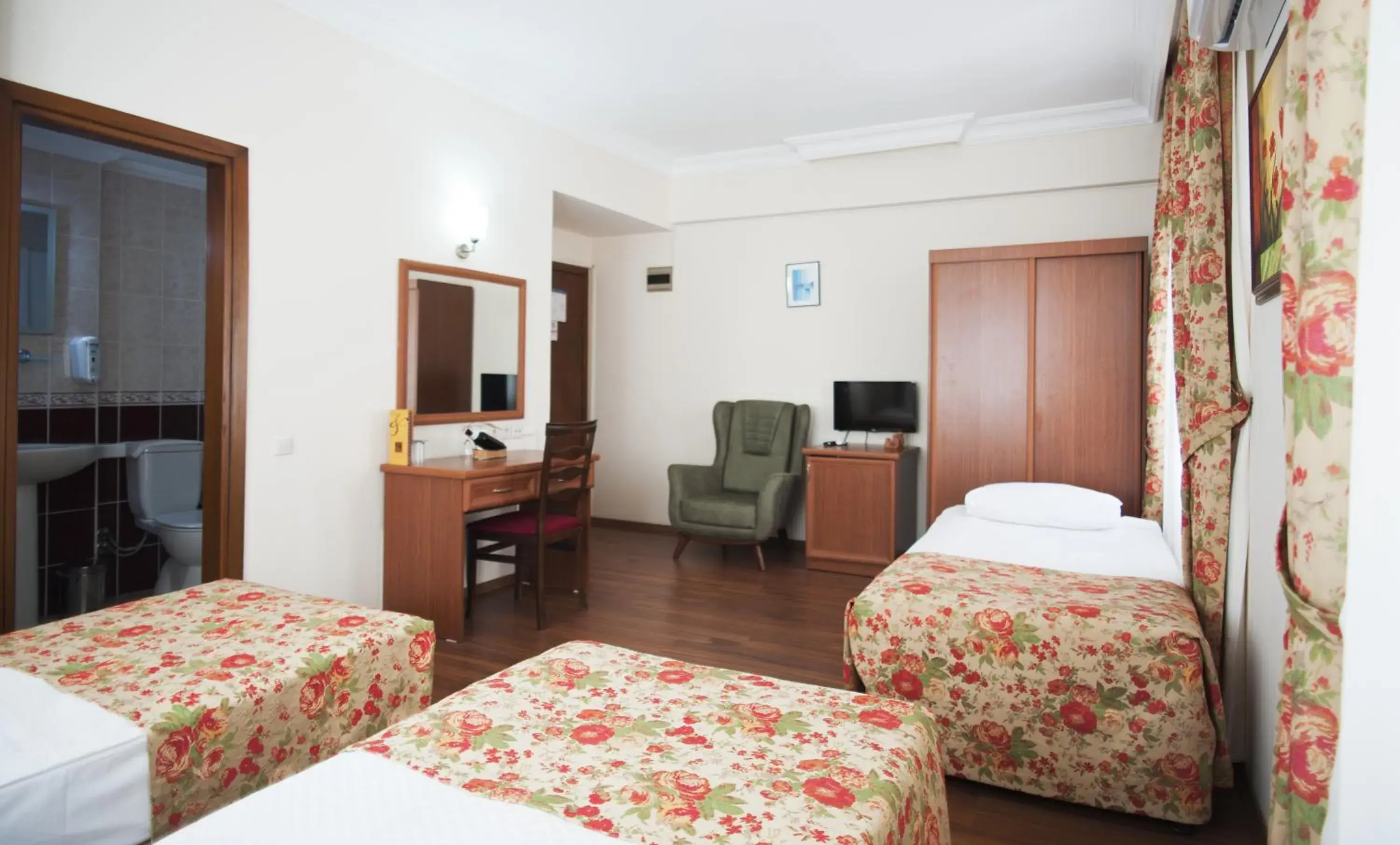 Elite Triple Room in Triana Hotel