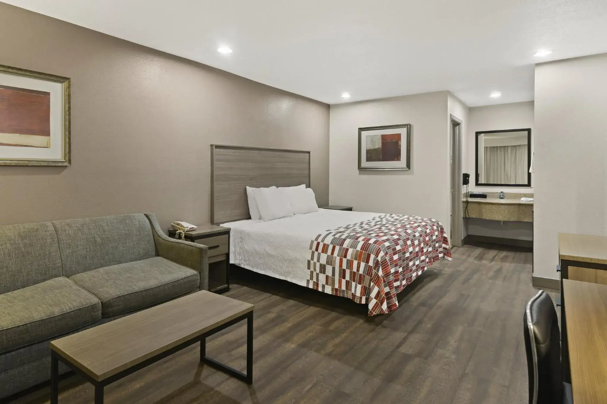 Photo of the whole room, Bed in Red Roof Inn & Suites Irving - DFW Airport South